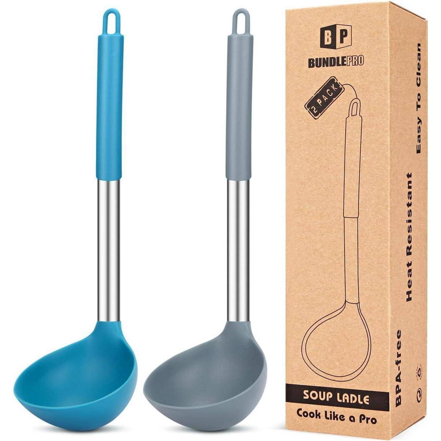 BundlePro' Suppenlöffel in Blau und Grau mit hitzebeständigen Griffen. Verpackung trägt den Schriftzug 'Kochen wie ein Profi' und hebt Merkmale hervor.