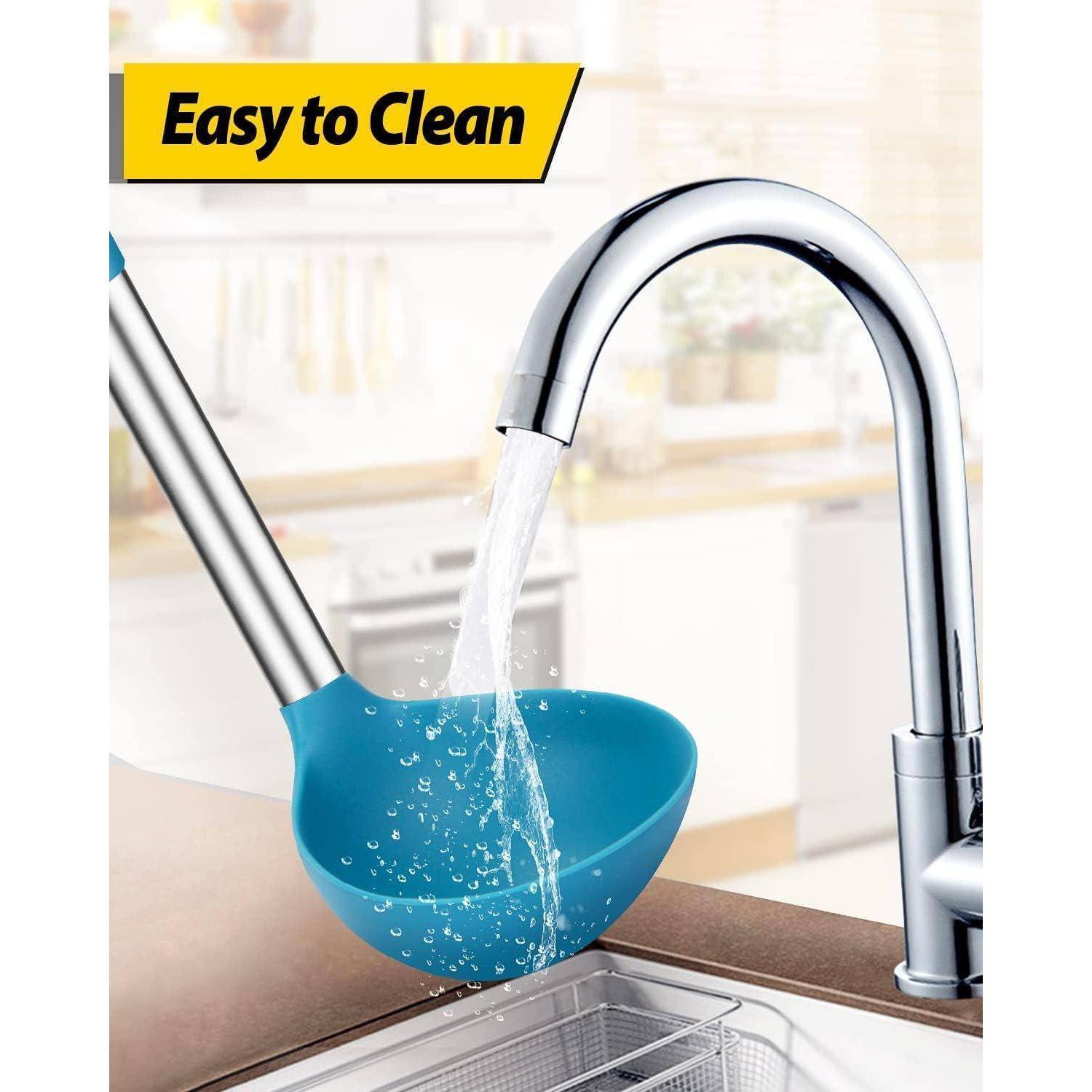 Ein blauer Trichter in einem Spülbecken, durch den Wasser unter einem Wasserhahn fließt. Der Text lautet 