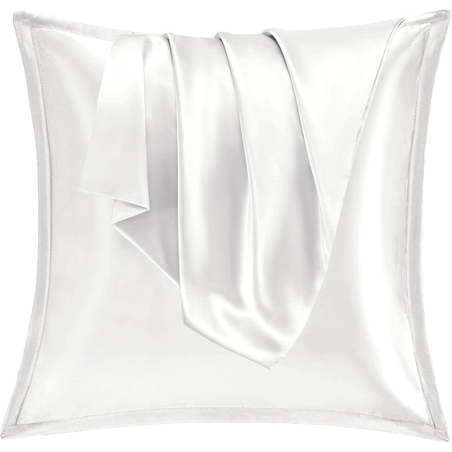 Ein weißer Satin-Kissenbezug mit einem passenden Satinschal, der darüber drapiert ist und die glatte Textur und den Glanz des Stoffes hervorhebt.