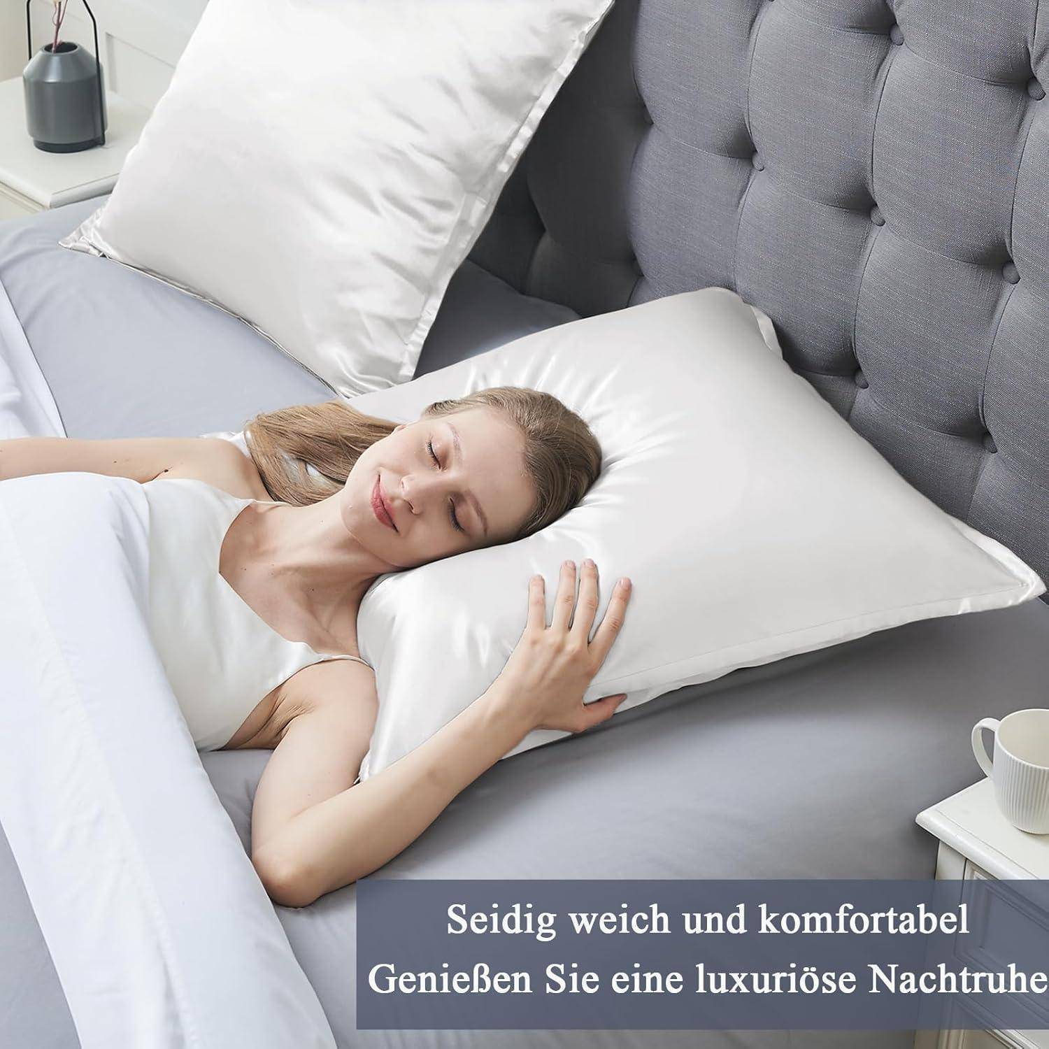 Eine Frau schläft friedlich auf einem Bett mit seidigen weißen Kissen und Bettwäsche. Der Text lautet: „Seidig weich und komfortabel. Genießen Sie einen luxuriösen Schlaf.