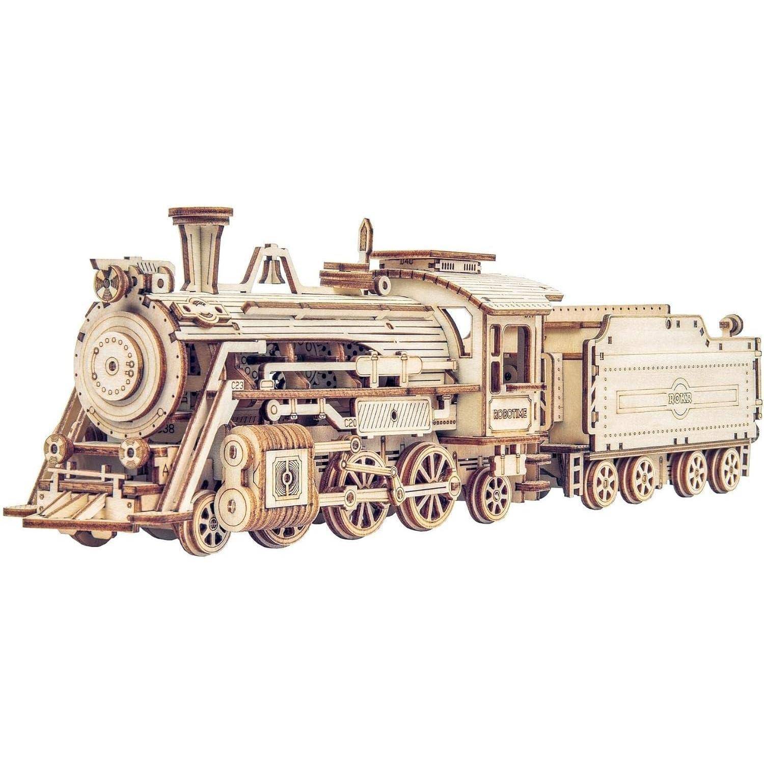 Ein hölzernes Modell einer Dampflokomotive, detailliert ausgearbeitet mit Zahnrädern und Kolben. Die Lokomotive ist ein Dekorationsstück, das Handwerkskunst zur Schau stellt.