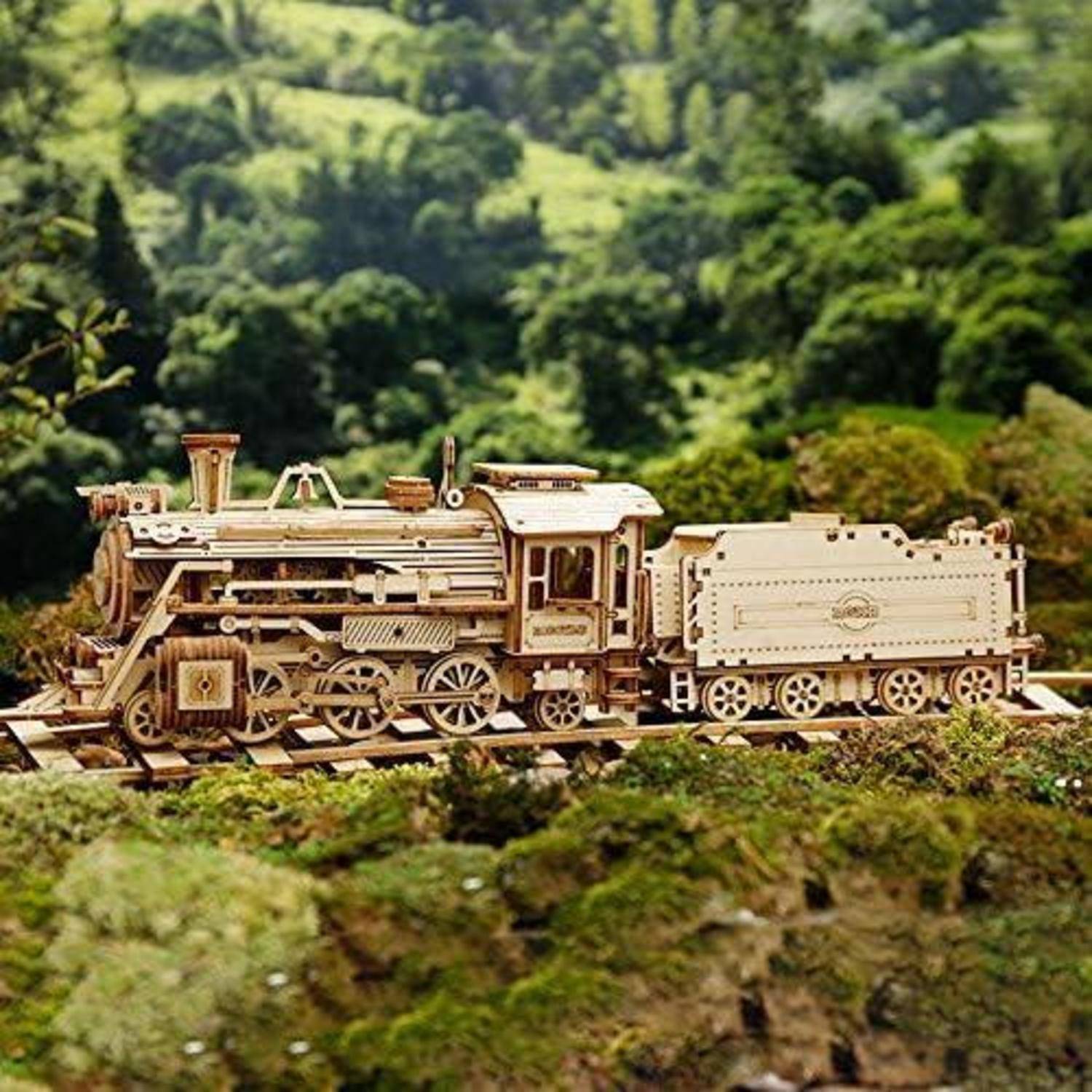 Ein Holzeisenbahnmodell steht auf Schienen in einer malerischen Landschaft mit saftigen grünen Hügeln und Bäumen im Hintergrund, wobei feine Details zur Geltung kommen.