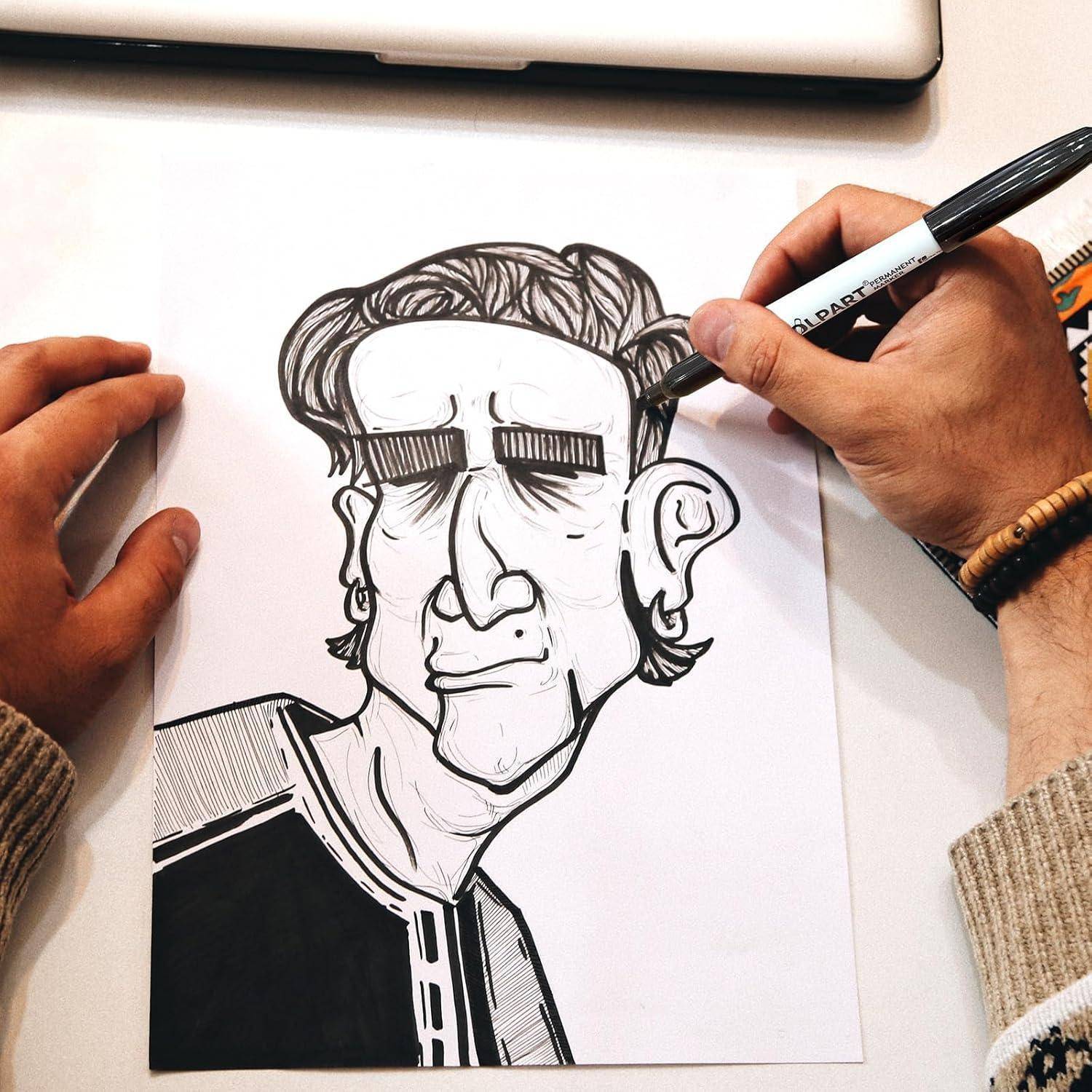 Eine Person, die ein cartoonhaftes Porträt mit übertriebenen Merkmalen mit einem schwarzen Marker auf einem weißen Blatt zeichnet, Hände sichtbar, die das Papier und den Stift halten.