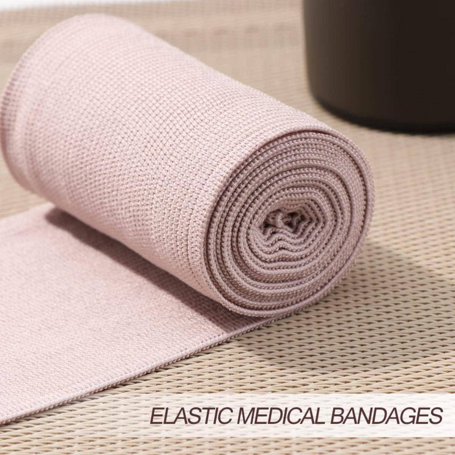 Gerollte und ausgerollte beige elastische Verbandsrolle auf einer strukturierten Oberfläche. In der unteren rechten Ecke steht der Text: ‚ELASTISCHE MEDIZINISCHE VERBÄNDE'.