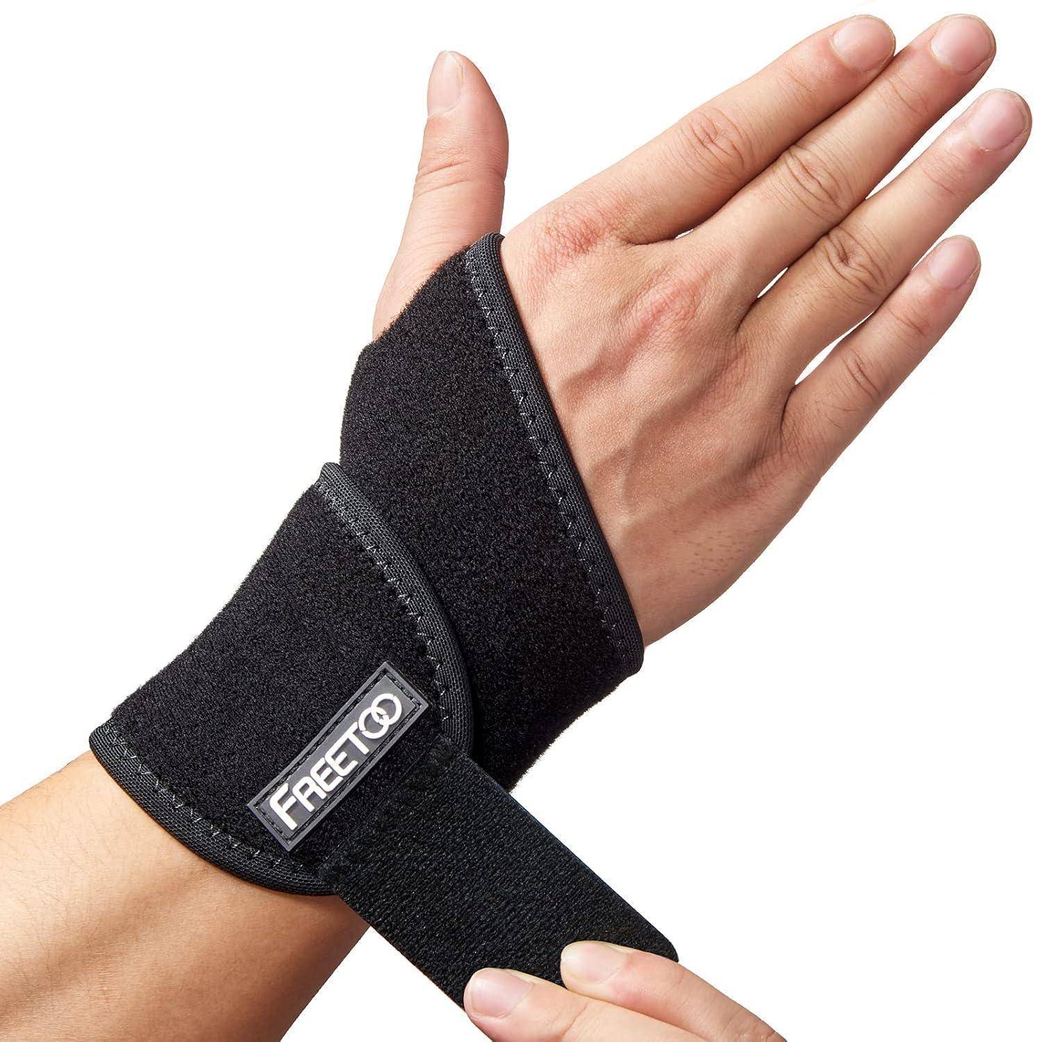 Eine Hand, die eine schwarze Handgelenkstützmanschette mit dem Etikett 