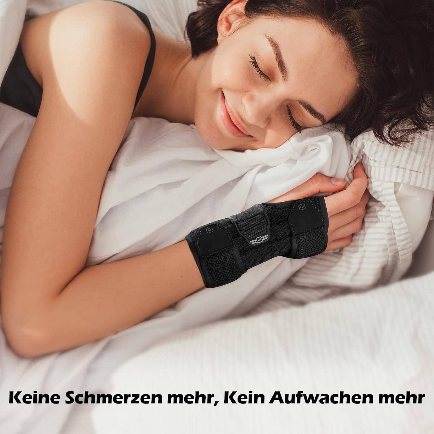 Eine Frau schläft friedlich auf einem Bett und trägt eine schwarze Handgelenkschiene. Der Text auf Deutsch lautet: 