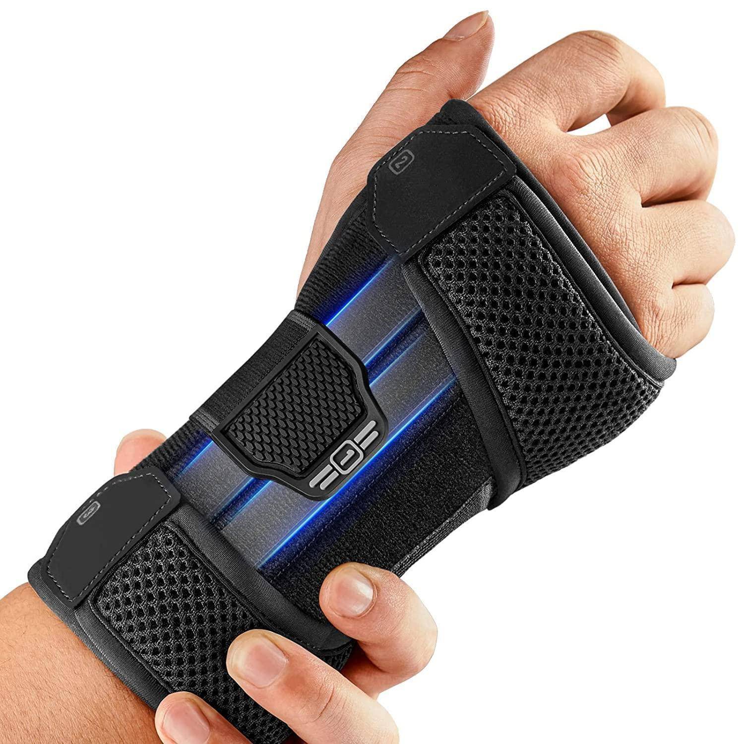 Eine Hand, die einen schwarzen Mesh-Handgelenksbandage mit blauen LED-Leuchten trägt, was Unterstützung und modernes Design andeutet.