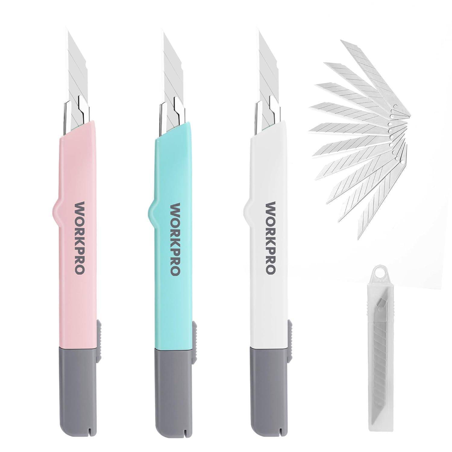 Drei Universalmesser in Pink, Blau und Weiß mit ausgefahrenen Klingen und ein Satz Ersatzklingen, die in Fächerform angeordnet sind.