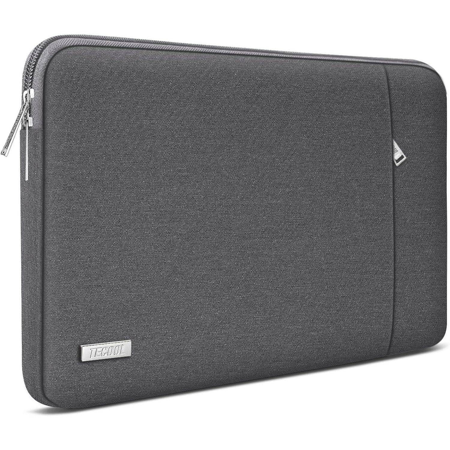 Eine schlanke, dunkelgraue Laptoptasche mit Reißverschluss und einer kleinen Seitentasche. Das Markenlogo von 'TECOOL' ist in der unteren Ecke sichtbar.