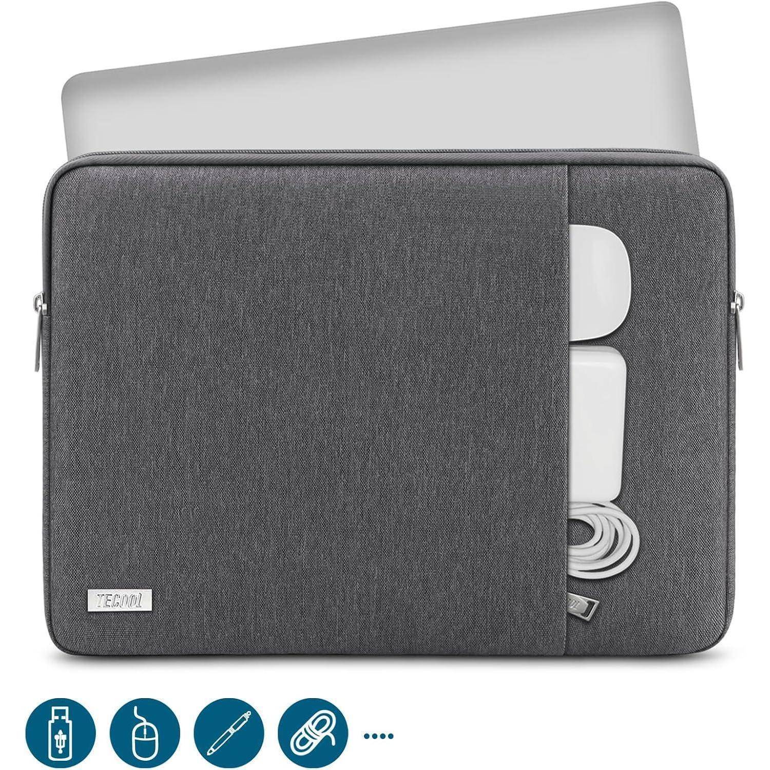 Eine graue Laptoptasche mit einem teilweise sichtbaren Laptop im Inneren. Die Tasche verfügt über eine Außentasche, in der sich eine Maus, ein Ladegerät und ein Kabel befinden.