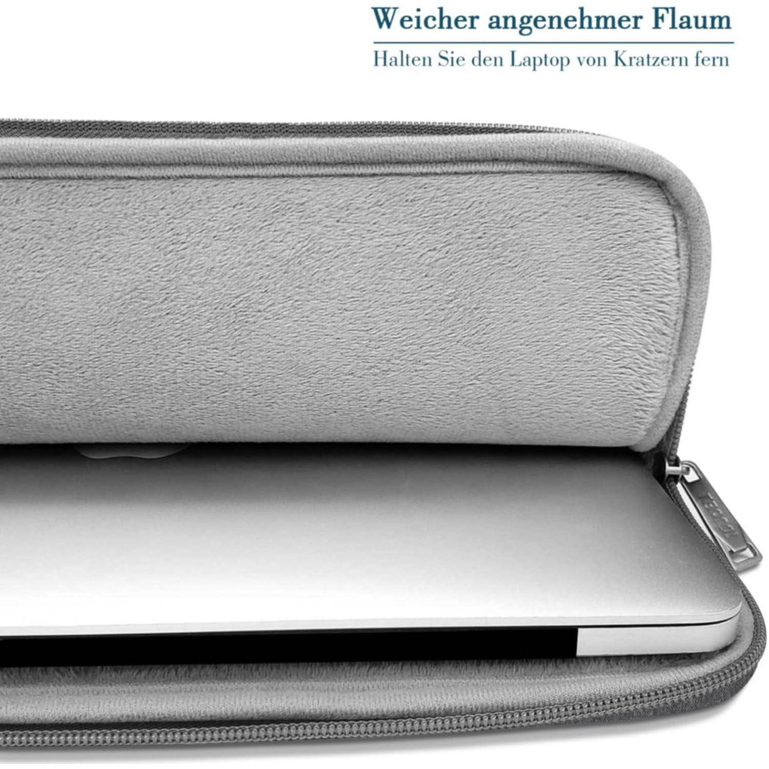 Ein Laptop, der teilweise in einer weichen, grauen Laptophülle steckt, mit deutscher Aufschrift, die besagt „Weicher angenehmer Flaum