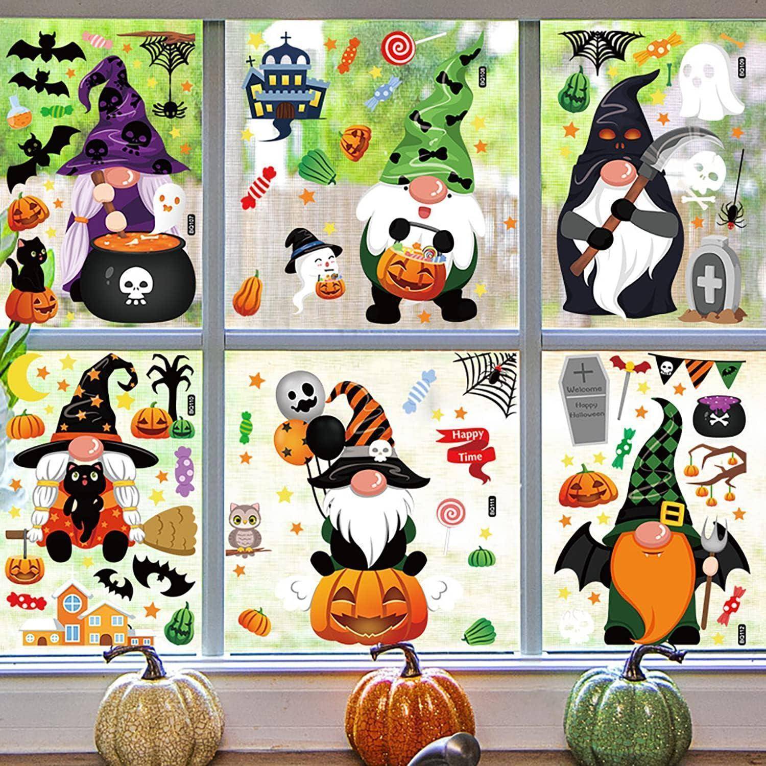 Aufkleber an einem Fenster zeigen Halloween-Gnome, Kürbisse, Geister und schwarze Katzen und erschaffen eine festliche und unheimliche Atmosphäre.