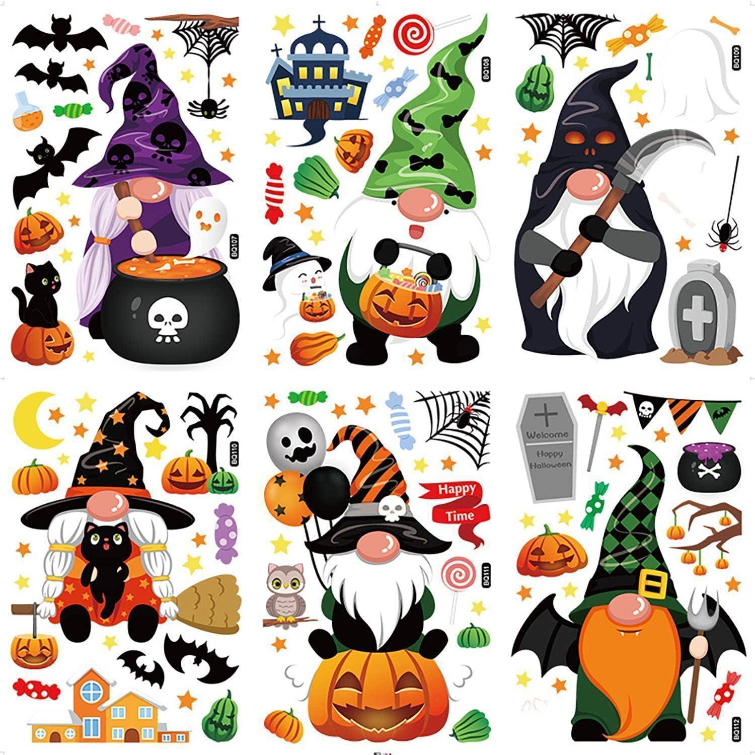 Gnome in Halloween-Kostümen, die Kürbisse und Sensen halten, umgeben von Fledermäusen, Spinnen, Süßigkeiten und Halloween-Dekoration.