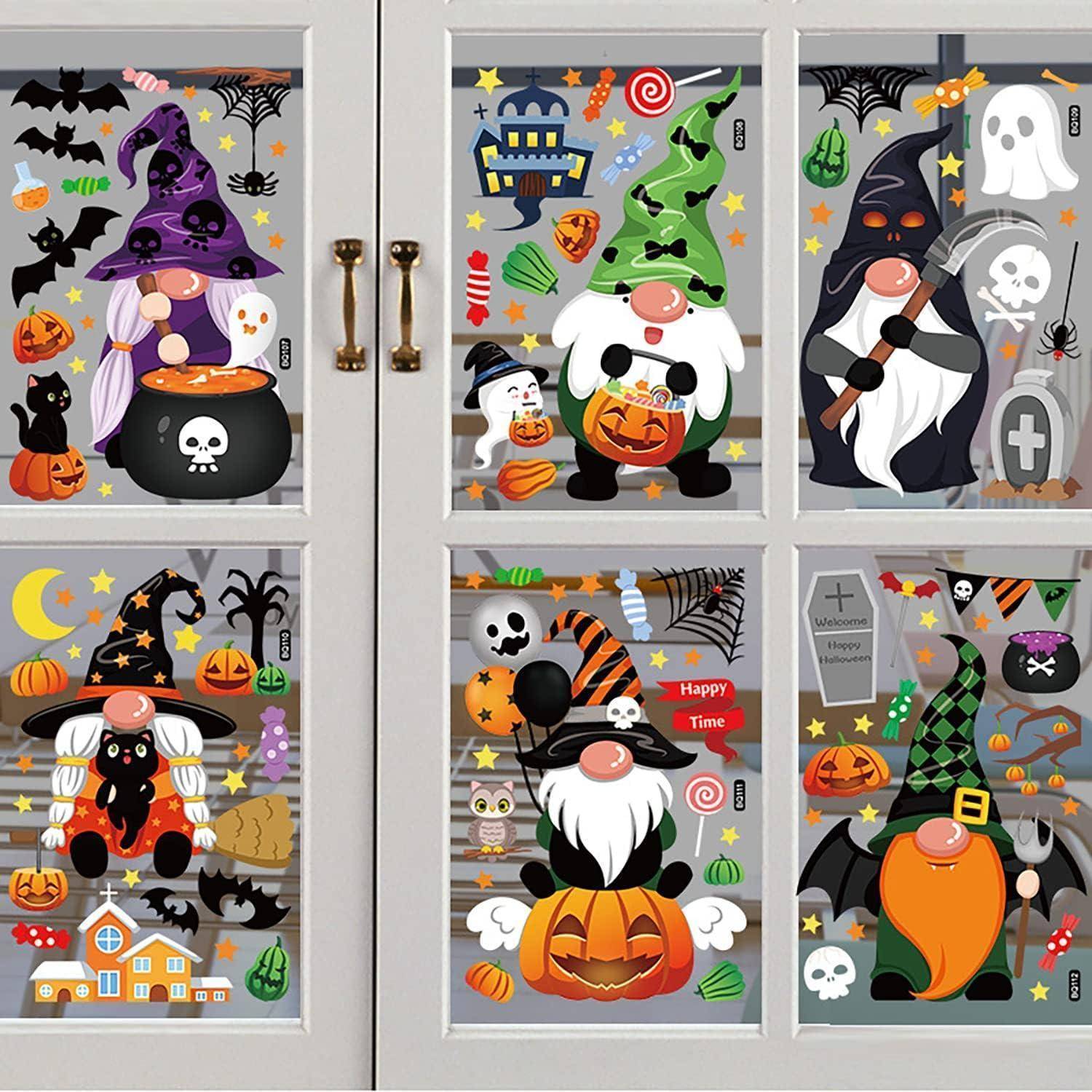 Cartoon-Gnome in Halloween-Kostümen mit Kürbissen, Hexen und Geistern verzieren Fensterscheiben und erschaffen eine festliche, gruselige Szenerie.