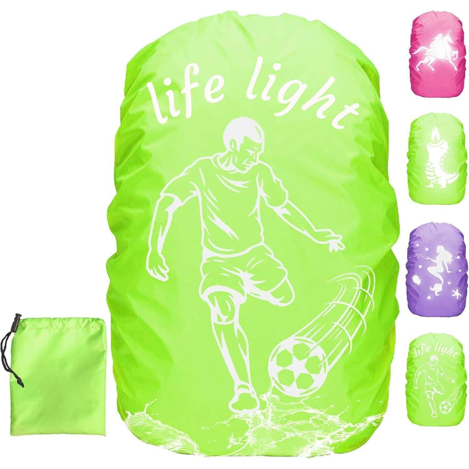 Eine Neon-grüne Rucksackhülle mit einem Fußballspieler, der einen Ball tritt, mit der Aufschrift 