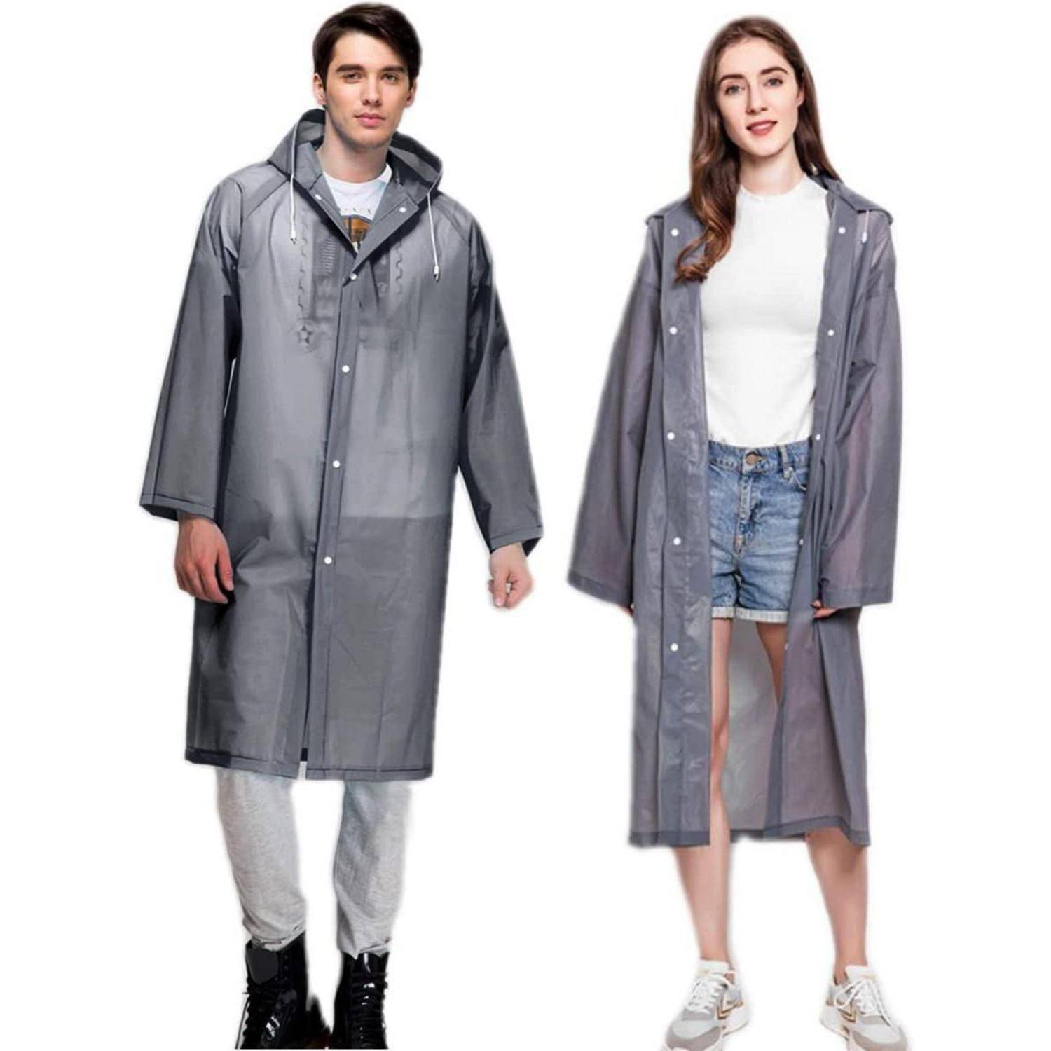 Zwei Personen tragen durchsichtige Regenmäntel; einer in grau, der andere in dunkelgrau. Sie stehen nebeneinander, lächelnd, vor einem einfarbigen Hintergrund.