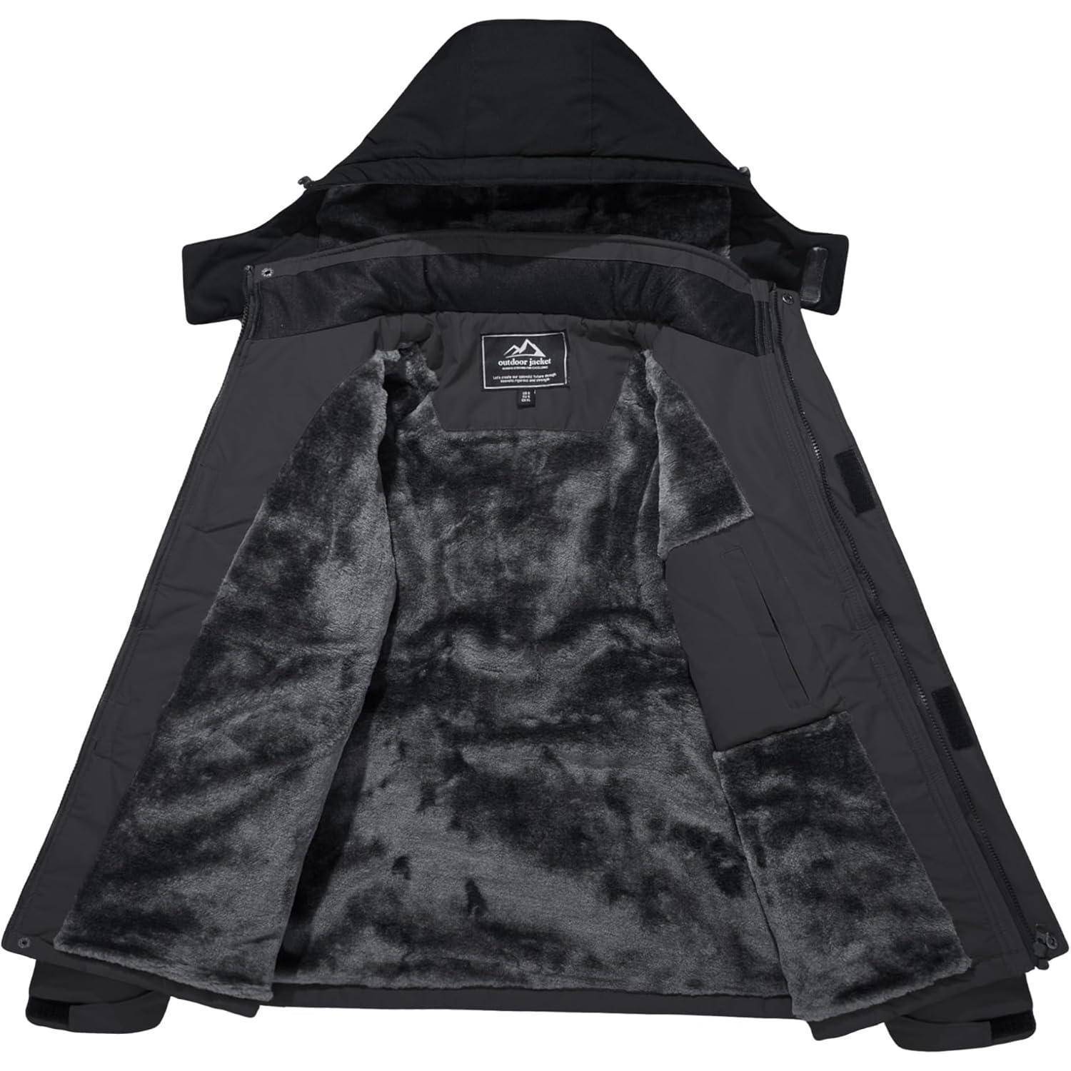 Schwarze Winterjacke mit Kapuze, geöffnet, um das weiche, graue Fellfutter zu zeigen.