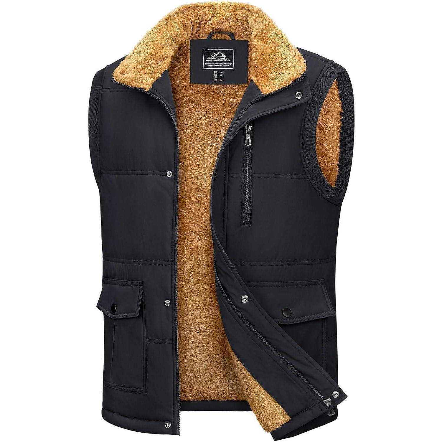 Eine schwarze, ärmelloase Weste mit einem flauschigen, hellbraunen Innenfutter, ausgestattet mit einem Reißverschluss vorne, Knöpfen und mehreren Taschen.