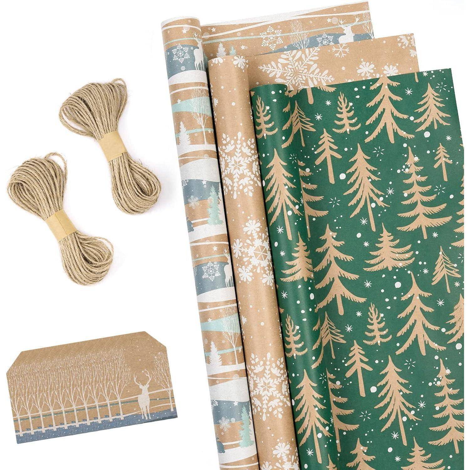 Geschenkverpackungsmaterialien einschließlich vier Rollen Papier mit festlichen Motiven von Bäumen und Schneeflocken, zwei Bindfadenbündeln und einem Umschlag.