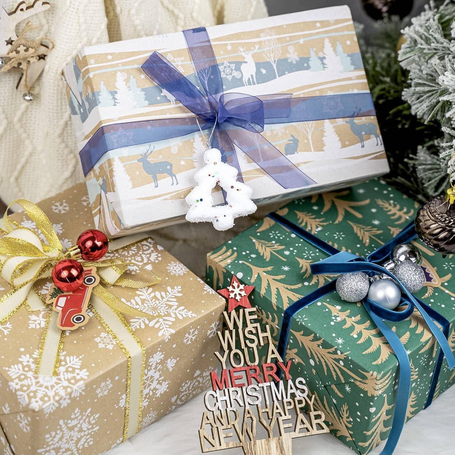 Drei eingewickelte Geschenke mit festlichen Mustern und Schleifen, einschließlich einer Schneeflocke, eines Rentiers und einer 'Fröhliche Weihnachten' Dekoration.