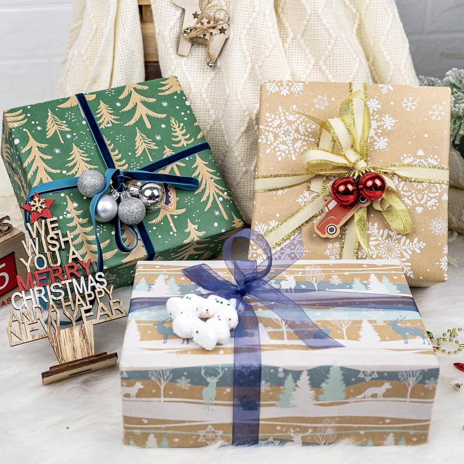 Weihnachtlich thematisierte Geschenkboxen mit festlicher Verpackung und dekorativen Ornamenten, auf einem Tisch mit weißem Hintergrund und weihnachtlicher Dekoration angeordnet.