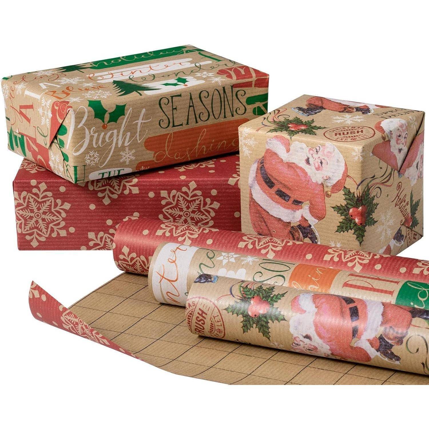 Weihnachtliches Geschenkpapier mit Weihnachtsmann, Schneeflocken und festlichen Phrasen in rot, grün und goldenen Tönen, mit verpackten Geschenkkartons.