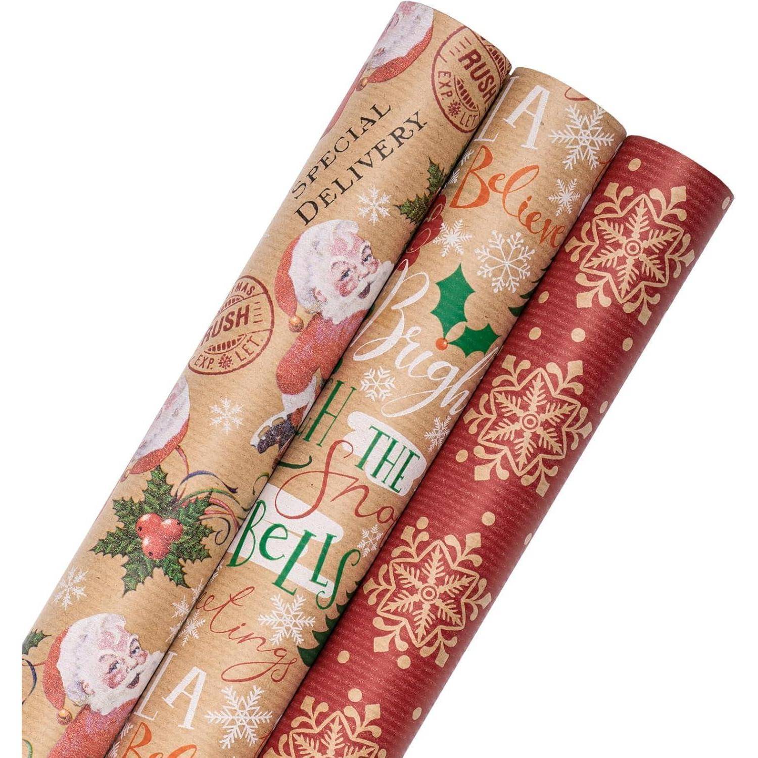 Drei Rollen Geschenkpapier mit Weihnachtsmotiven, die den Weihnachtsmann, Schneeflocken und festliche Worte in rot-, grün- und beigefarbenen Tönen zeigen.