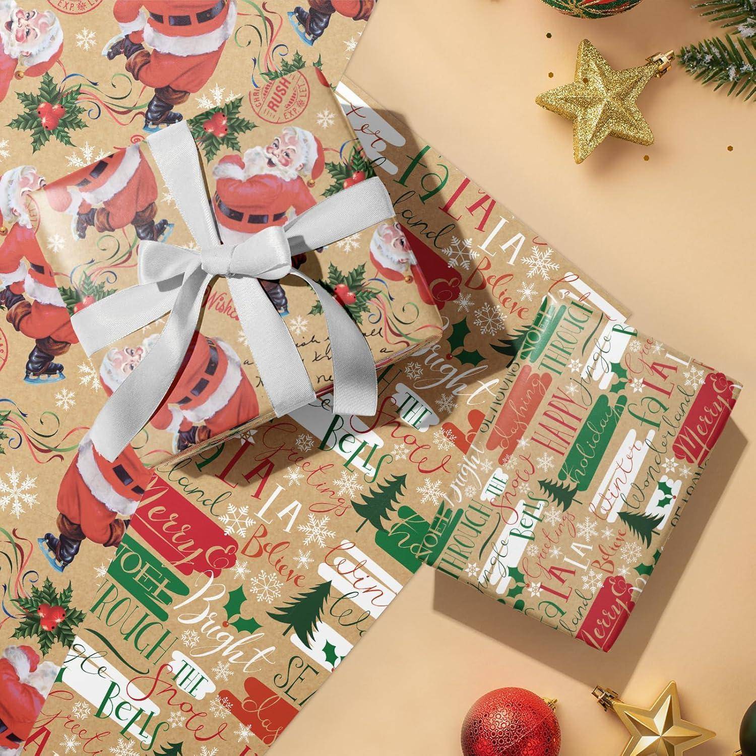 Ein Stapel von Weihnachtsgeschenken, in festliche Papiere mit Weihnachtsmann, Schneeflocken und Feiertagstext gewickelt, gekrönt mit einer weißen Schleife, vor einem beigen Hintergrund.