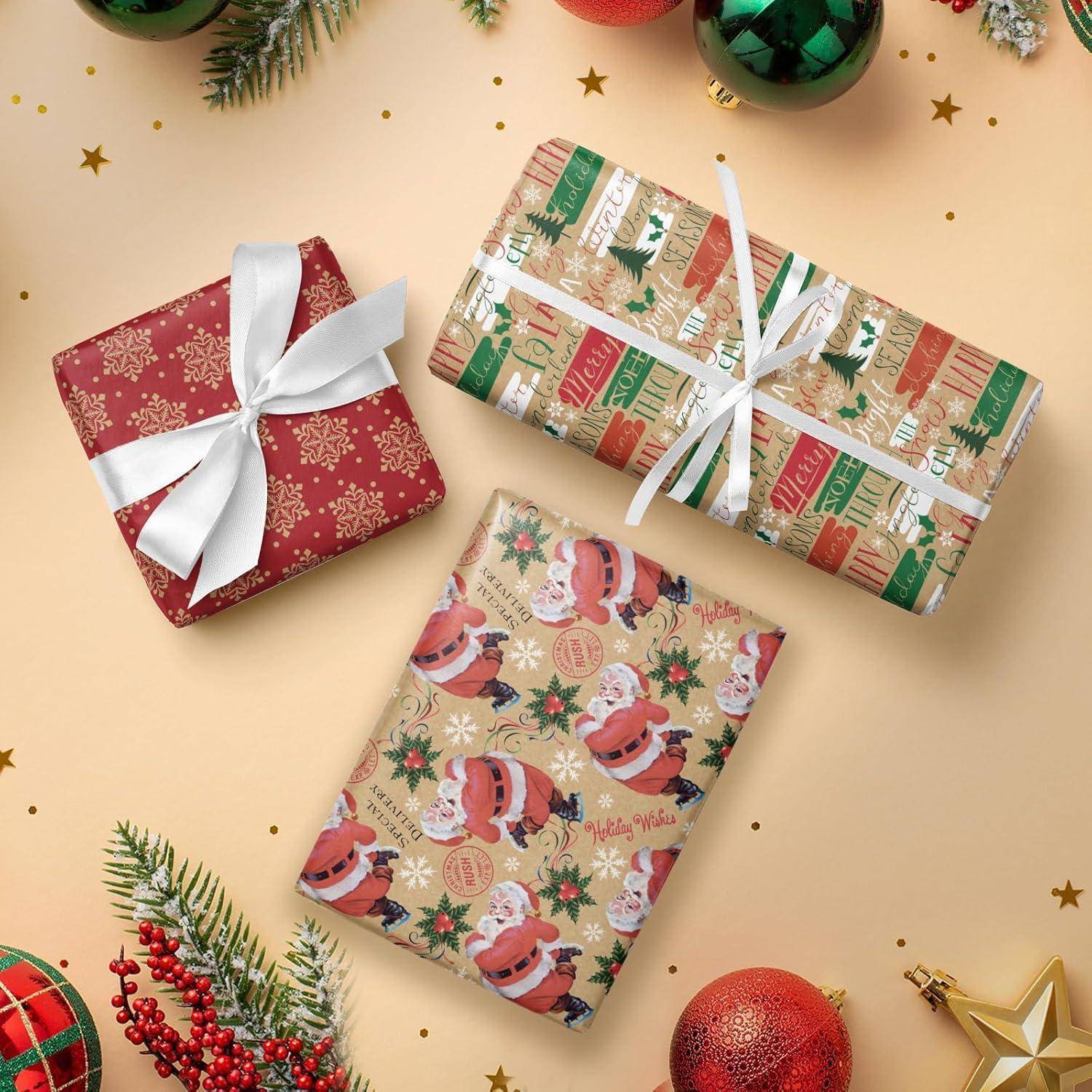 Drei eingepackte Geschenke mit festlichen Mustern auf goldenem Hintergrund, umgeben von roten und grünen Christbaumkugeln und Tannenzweigen.
