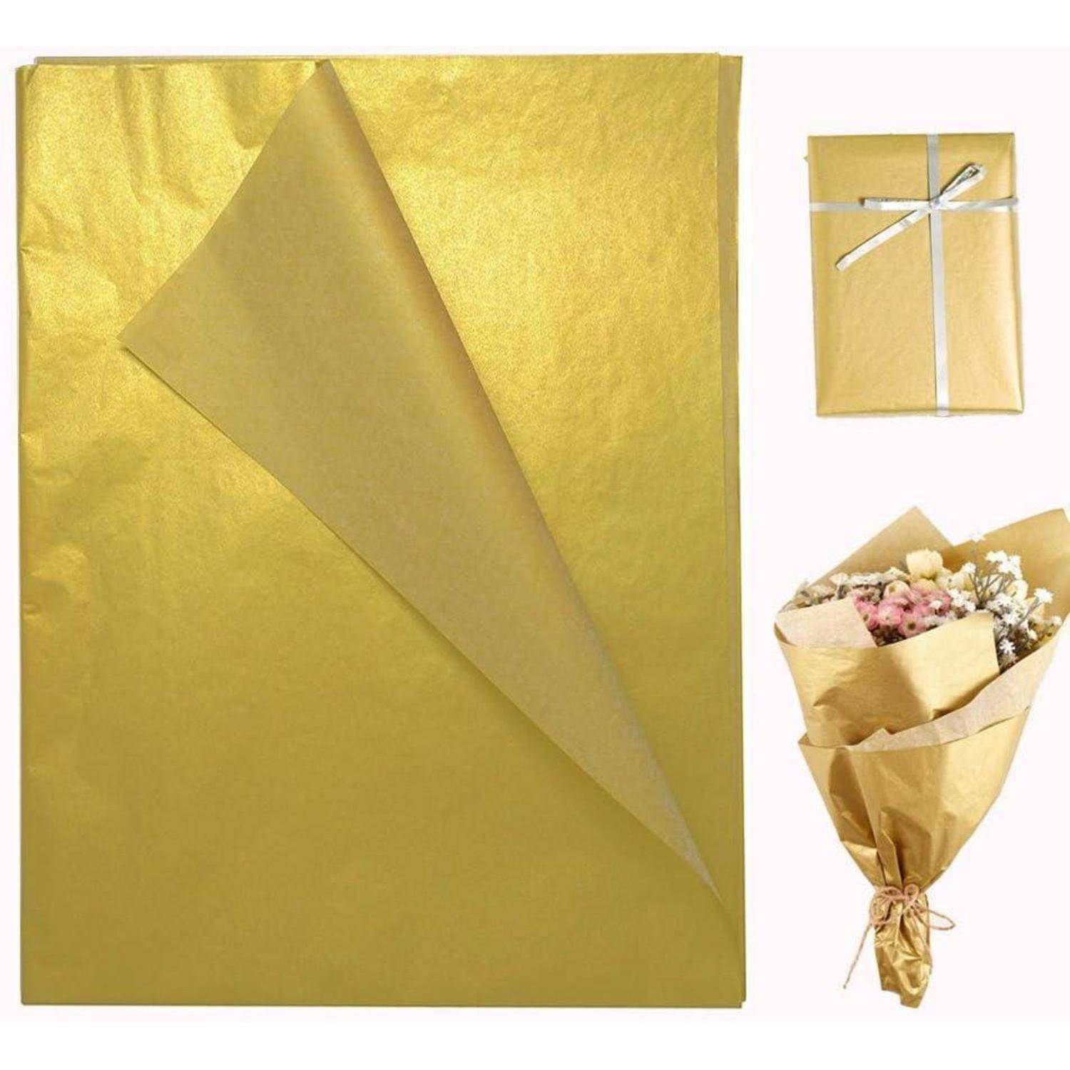 Goldenes Geschenkpapier-Blatt mit umgeschlagenem Eckteil. Daneben liegt ein verpacktes Geschenk mit silbernem Band und ein Blumenstrauß in ähnlichem Papier.