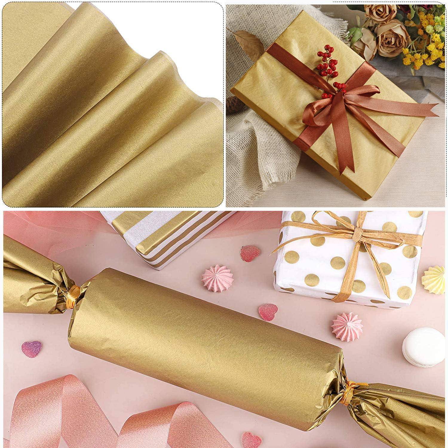 Geschenkverpackungs-Display mit goldenem Papier, Band und verschiedenen fertigen Paketen; beinhaltet einen Cracker und eine Schachtel mit Polkatupfen für eine festliche Präsentation.