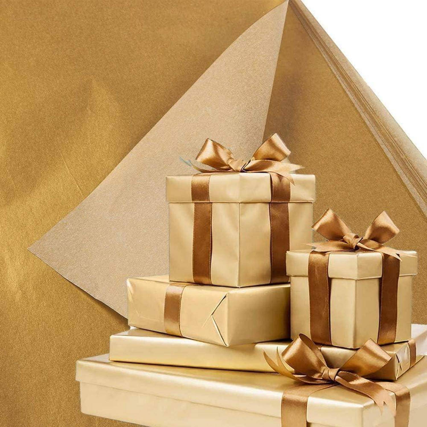 Mehrere Geschenkkartons, in goldenes Papier gehüllt und mit braunen Bändern verschnürt, sind vor einem passenden Hintergrundpapier gestapelt und vermitteln eine festliche Stimmung.