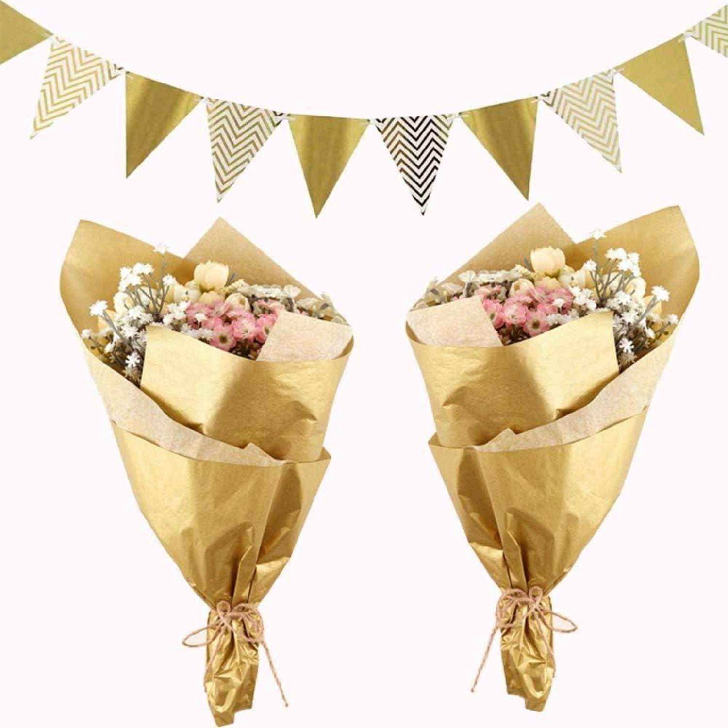 Zwei in Gold eingewickelte Blumensträuße mit rosa und weißen Blumen, unter goldenen und gemusterten Dreiecksfahnen.