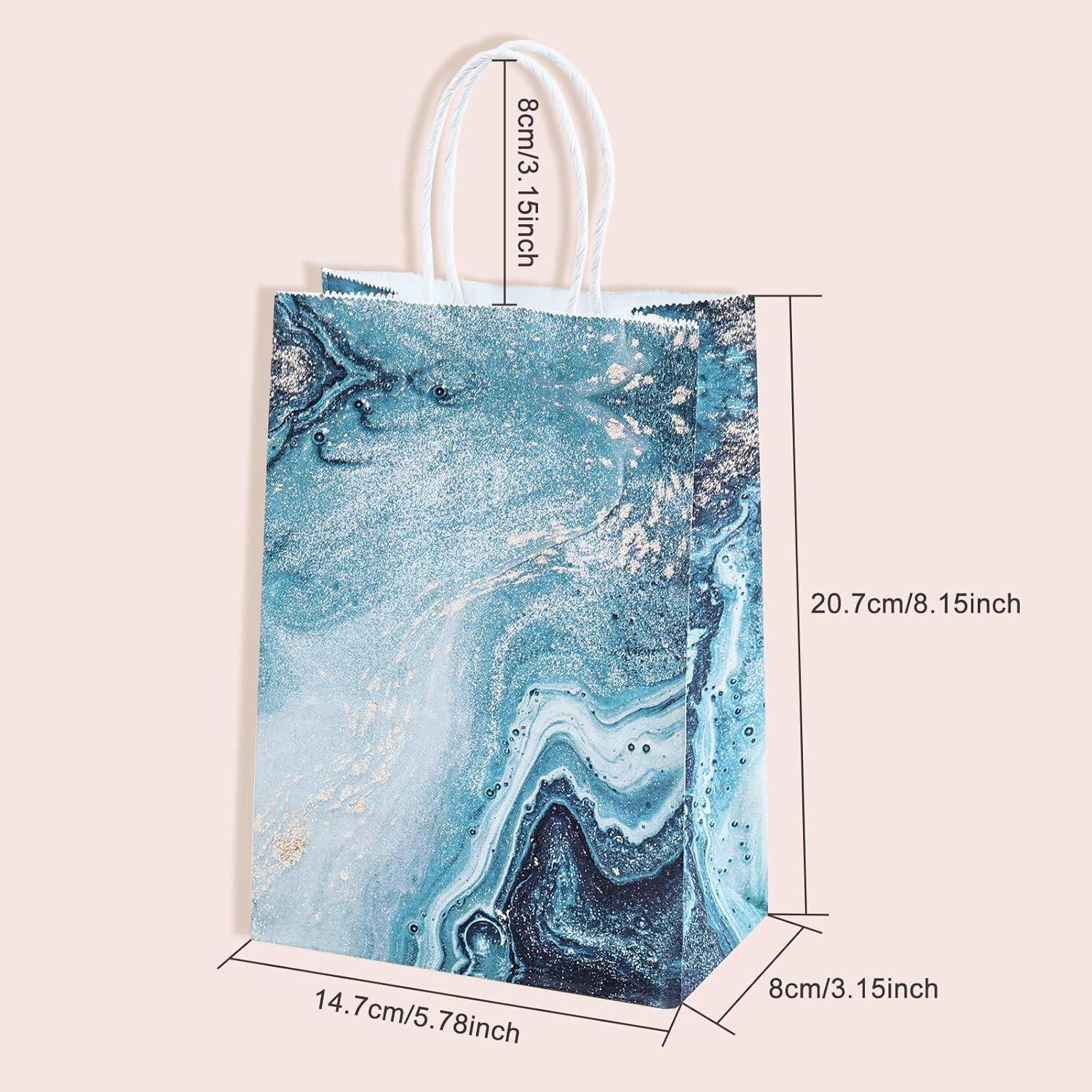 Blaue Geschenktasche mit Marmorierung mit angegebenen Abmessungen: Höhe 20,7 cm/8,15 Zoll, Breite 14,7 cm/5,78 Zoll, Tiefe 8 cm/3,15 Zoll.