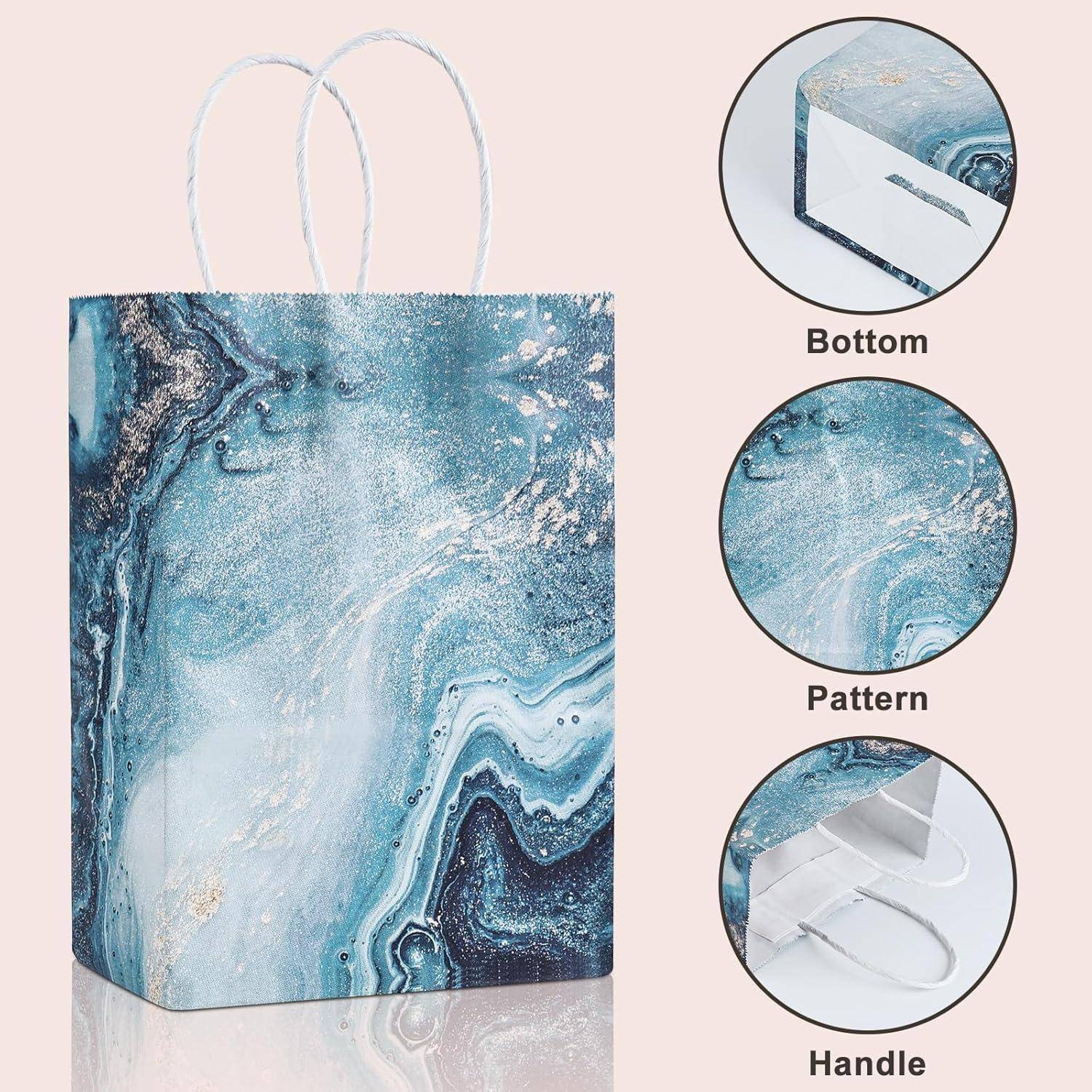 Dekorative Geschenktasche mit blauem Marmorierungsmuster, gezeigt mit Fokus auf Boden-, Muster- und Griff-Details.