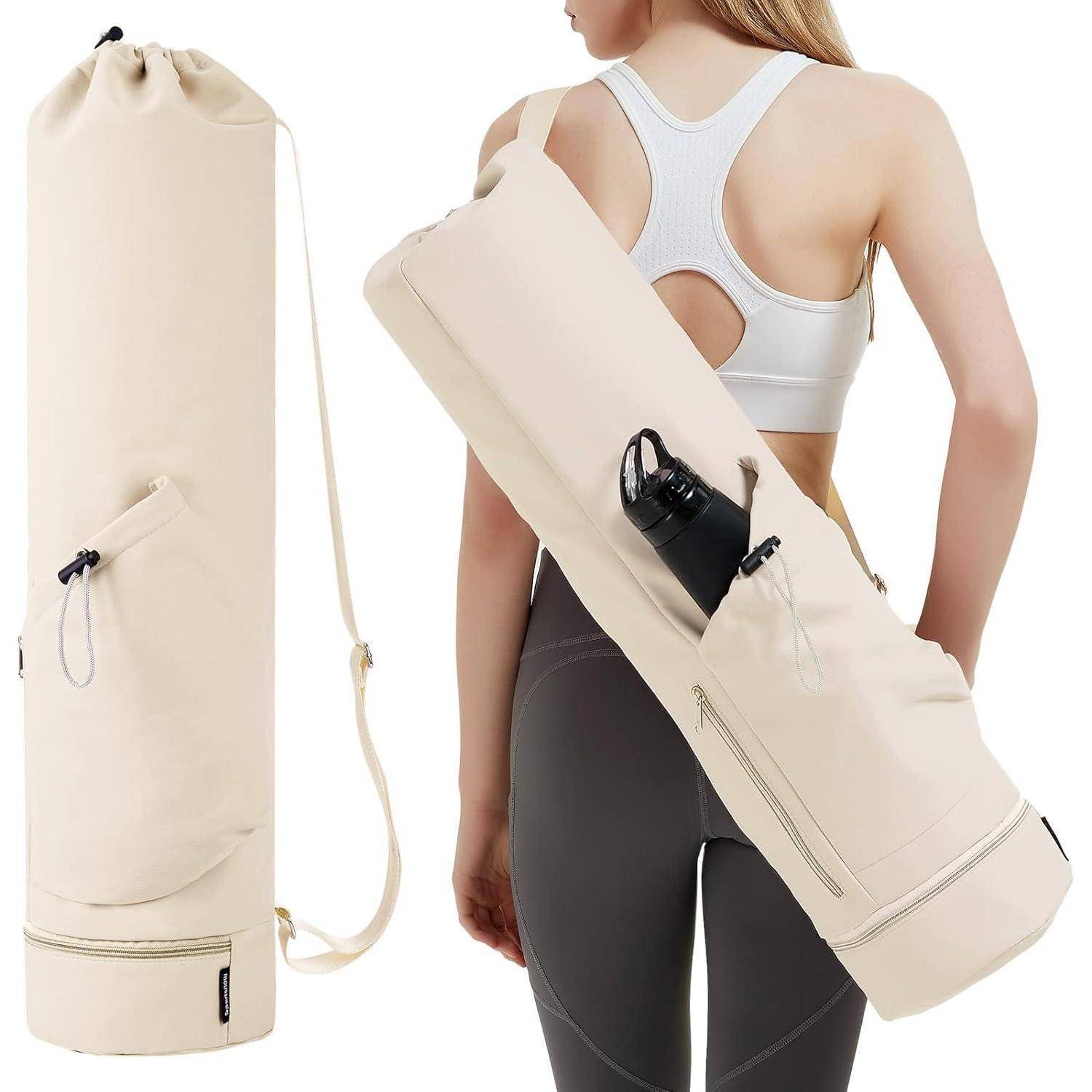 Eine Person in einem weißen Sport-BH und grauen Leggings trägt eine beige Yogamatte-Tasche über der Schulter. Die Tasche verfügt über eine Außentasche mit einer Wasserflasche.
