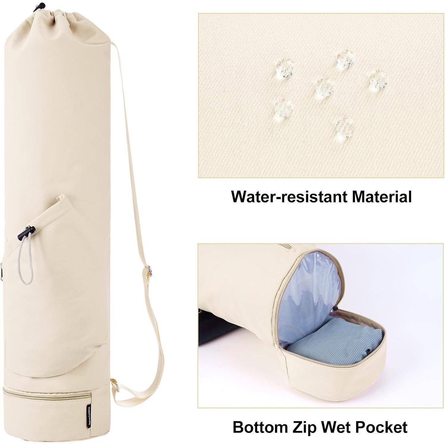 Eine beige Yogamatte-Tasche mit einer Seitentasche, Tragegurt, wasserdichtem Material und einer zusätzlichen Reißverschlusstasche am Boden. Das Bild betont diese Eigenschaften.