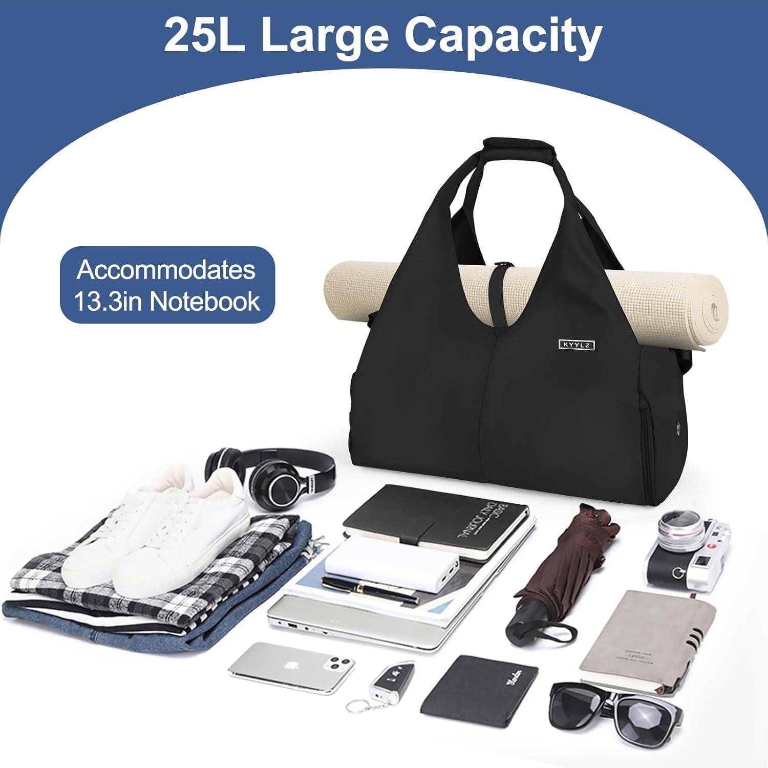 Ein '25L Großraumtasche', präsentiert mit einer Yogamatte, Kopfhörern, Schuhen, Kleidung, Notizbuch und Regenschirm, um Größe und Funktionalität zu veranschaulichen.