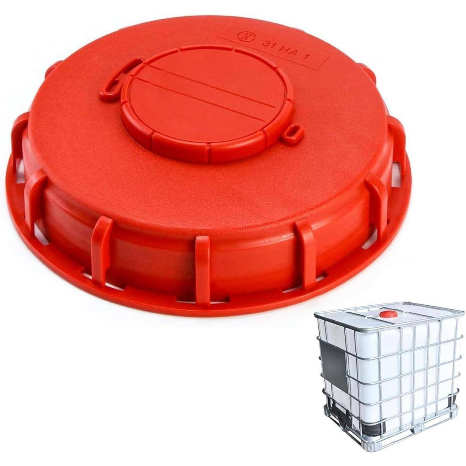 Roter Industriecontainer-Deckel mit einem Verschließmechanismus; gezeigt neben einem großen Metall- und Kunststoff-IBC-Lagerbehälter.