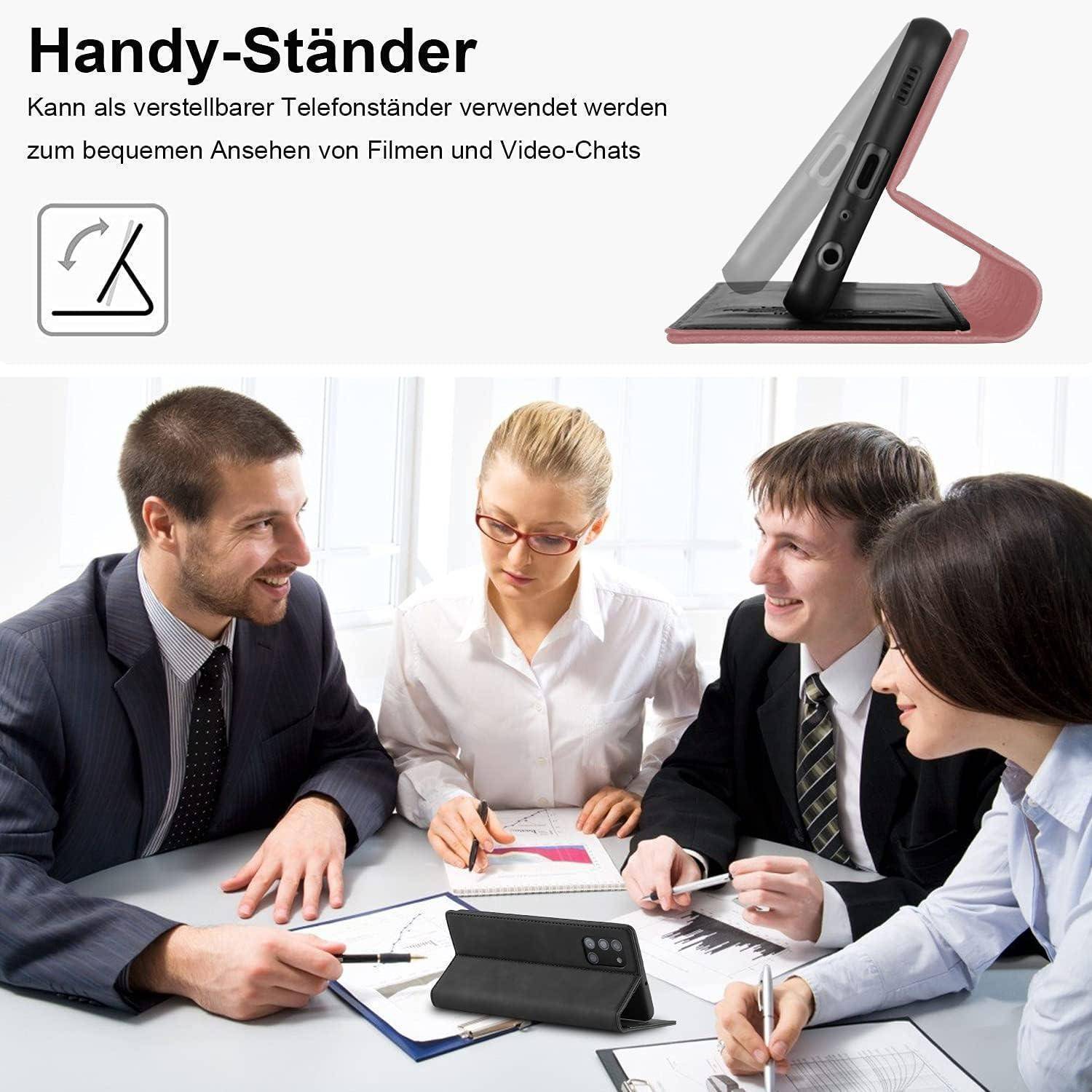 Eine Gruppe von vier Personen in Geschäftskleidung sitzt um einen Schreibtisch und diskutiert, während ein Telefon auf einem Ständer ein Diagramm mit der Aufschrift 