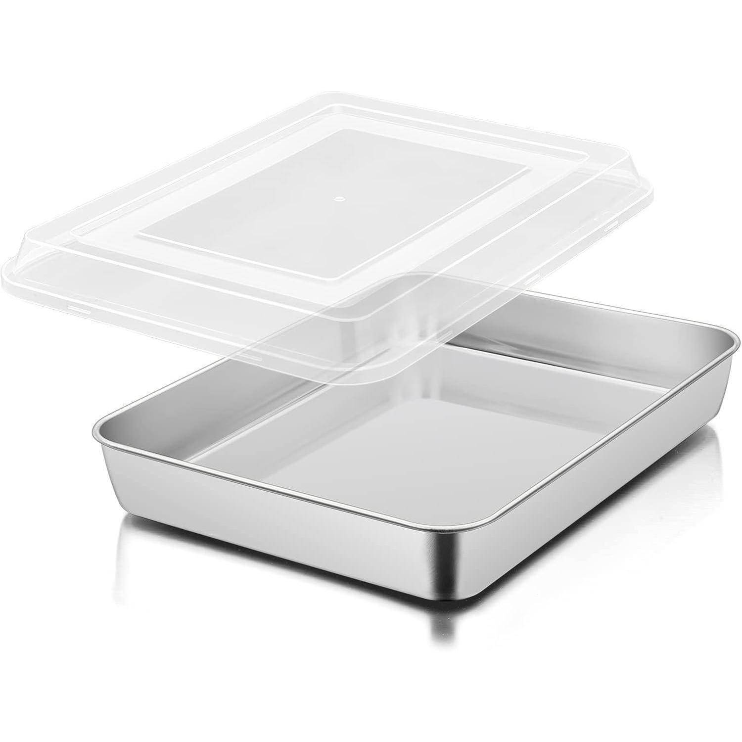 Eine rechteckige silberne Backform mit einem transparenten Deckel aus Kunststoff, geeignet zum Backen oder Braten.