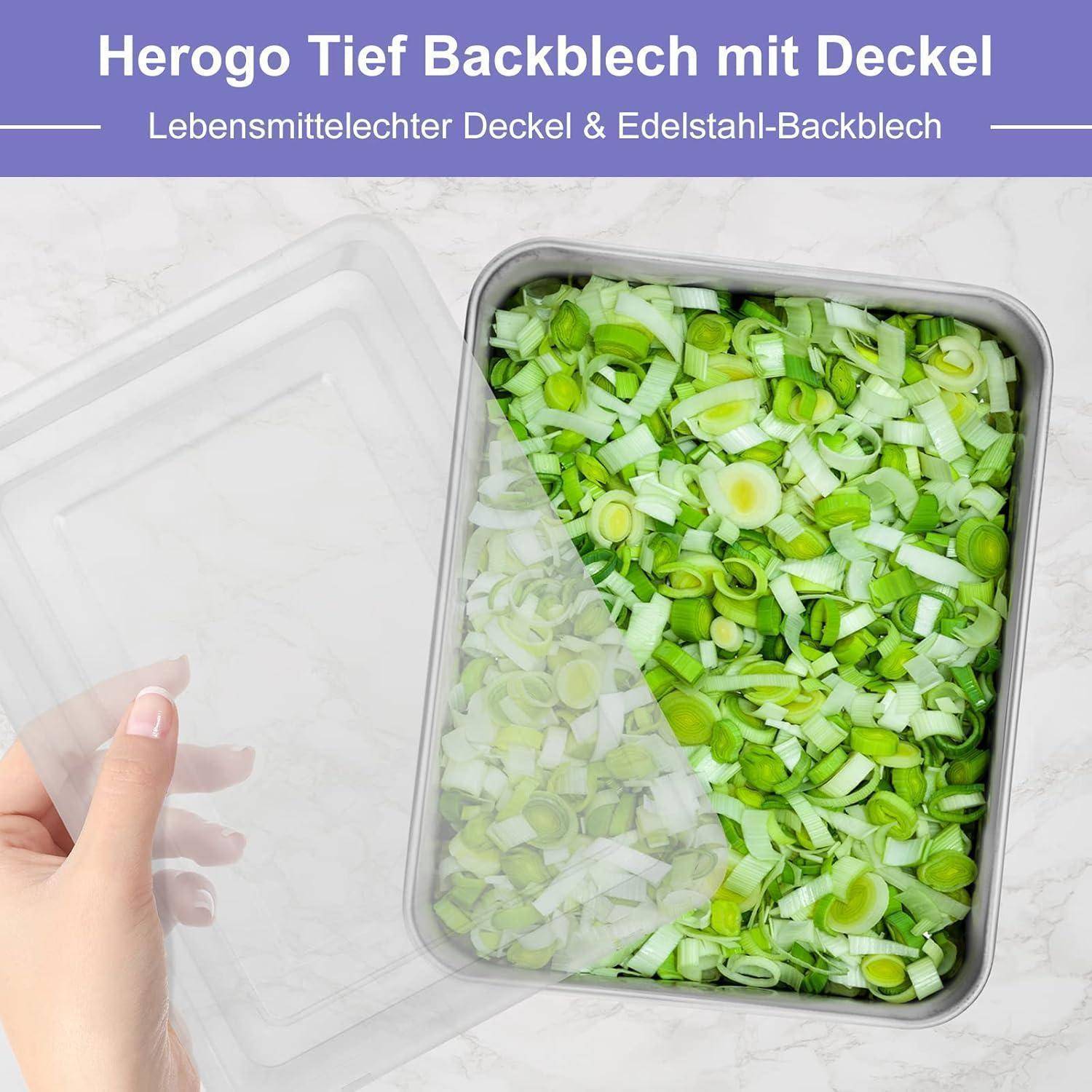 Eine Hand hebt den Deckel einer tiefen Edelstahl-Backform, die mit in Scheiben geschnittenen grünen Gemüsesorten gefüllt ist. Text oben liest sich: 'Herogo Tief Backblech mit Deckel'.