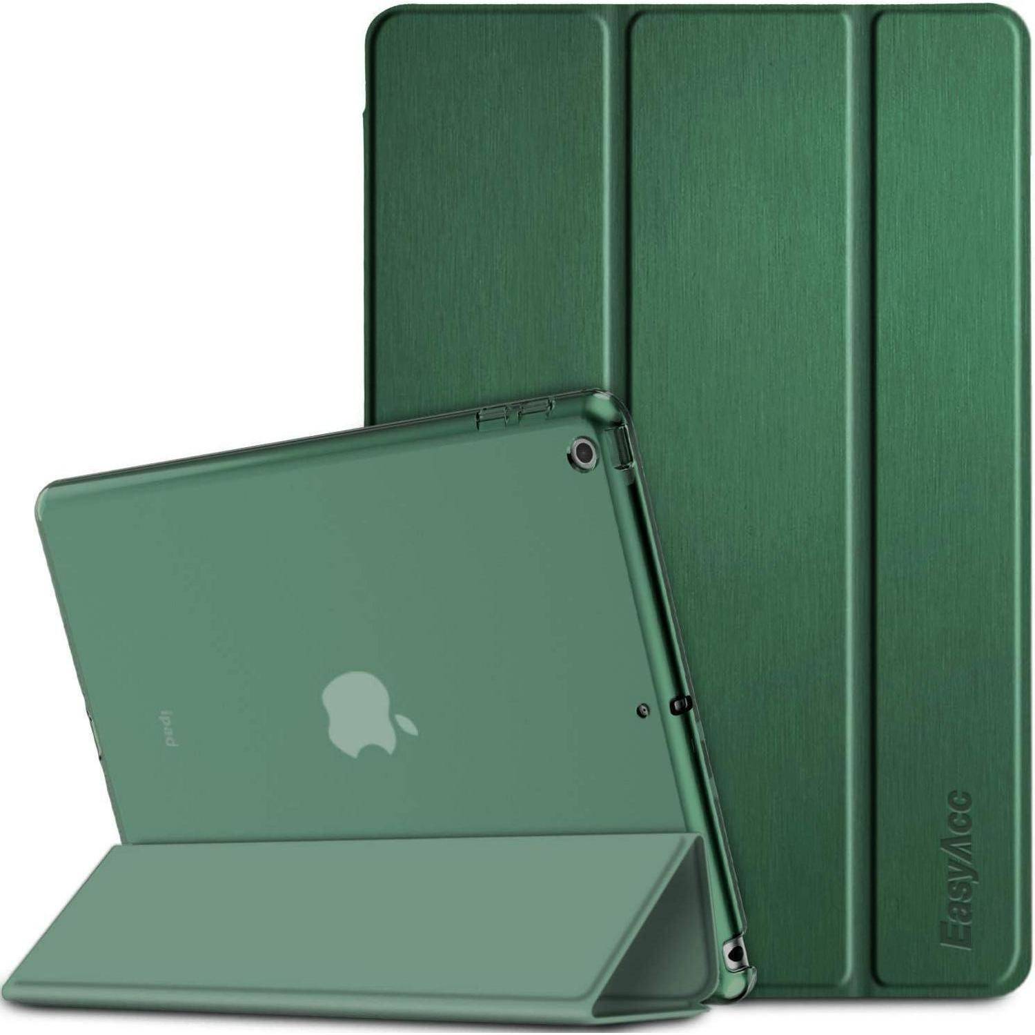 Ein grünes iPad in einer Schutzhülle steht hochkant neben seiner Frontansicht, die das Apple-Logo zeigt. Die Hülle lässt sich so falten, dass sie als Ständer dient.