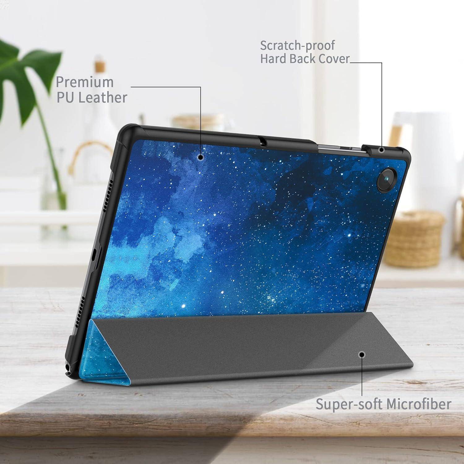 Ein Tablet mit einer Hülle im Galaxie-Design wird gezeigt. Etiketten heben hervor: ‚Premium PU-Leder', ‚Kratzfeste Hartschalen-Rückseite' und ‚Super-weiches Mikrofaser-Innenfutter'.