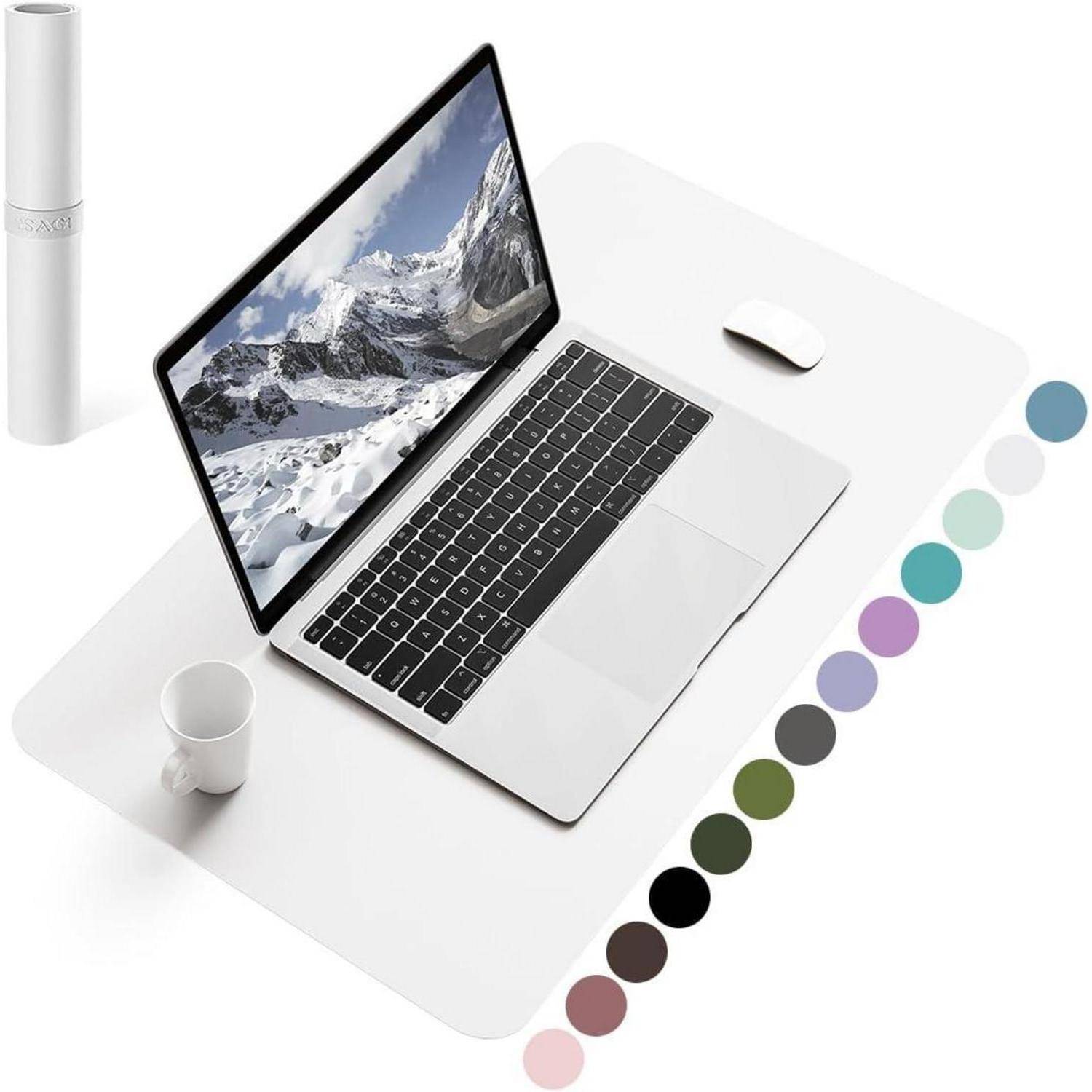 Ein schlankes Laptop, das eine schneebedeckte Berglandschaft zeigt, steht auf einem weißen Schreibtischuntergrund mit einer Tasse in der Nähe. Eine Vielzahl von Farboptionen wird angezeigt.