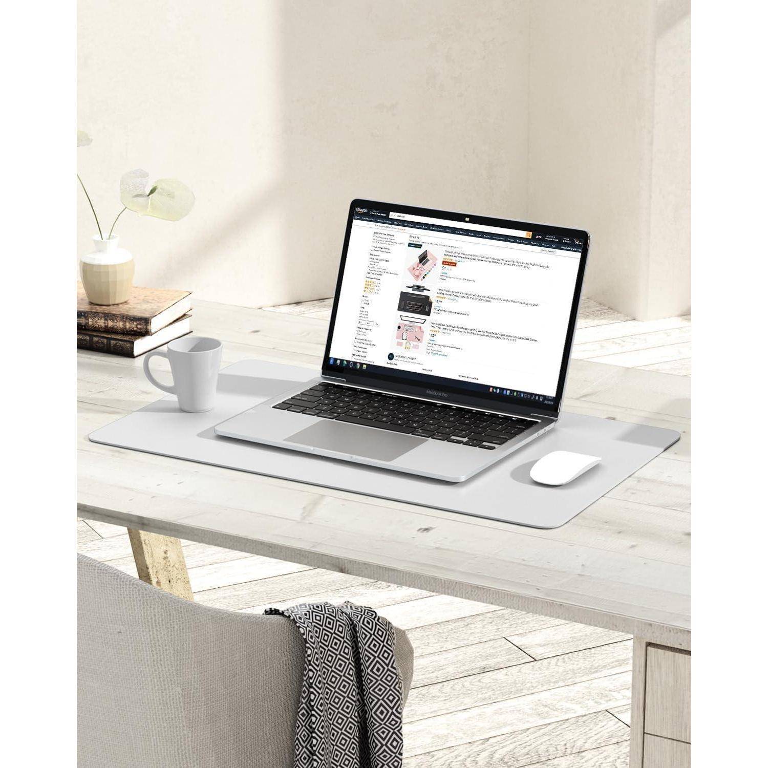 Ein Laptop, auf dem eine Online-Shopping-Website geöffnet ist, steht auf einem hellen Holzschreibtisch neben einer Maus, einer weißen Tasse, einer Pflanze und einem gemusterten Tuch.