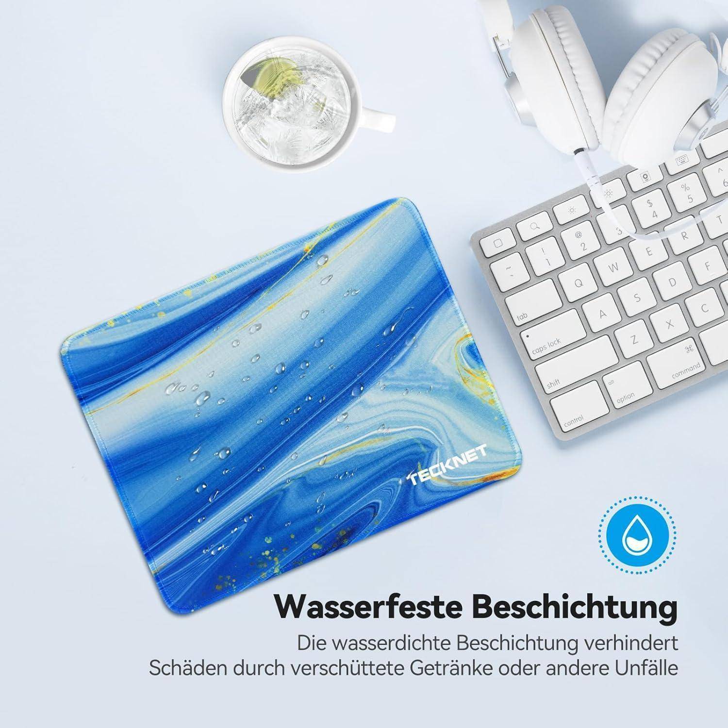 Eine blaue Mausunterlage mit wasserabweisender Beschichtung ist zu sehen. Sie liegt neben einer Tastatur und Kopfhörern. Der deutsche Text lautet „Wasserfeste Beschichtung