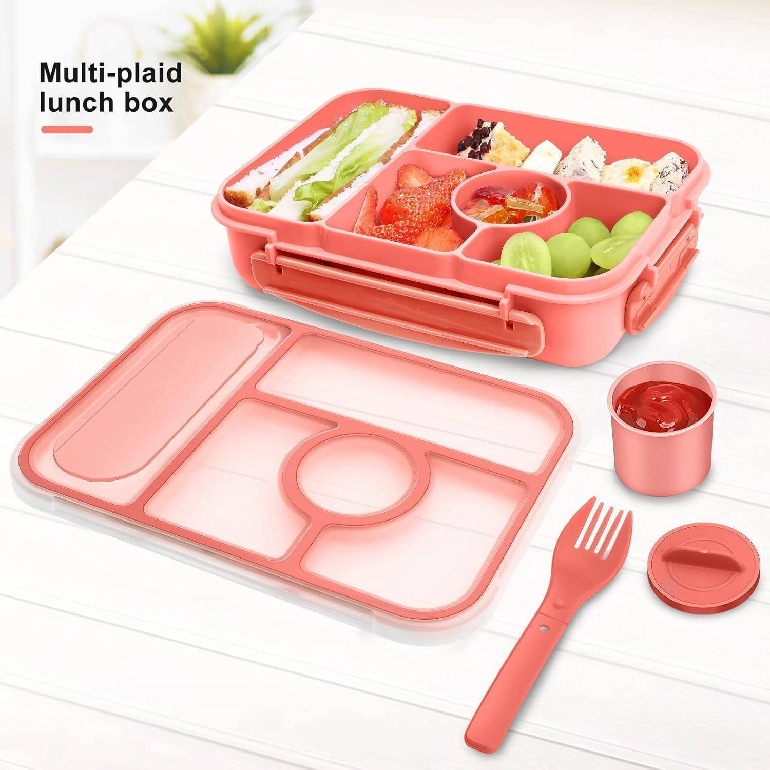 Eine rosa Mehrfach-Lunchbox gefüllt mit einem Sandwich, Beeren, Trauben und Snacks. Enthält einen Deckel, Gabel, Löffel und eine Soßenbecher.