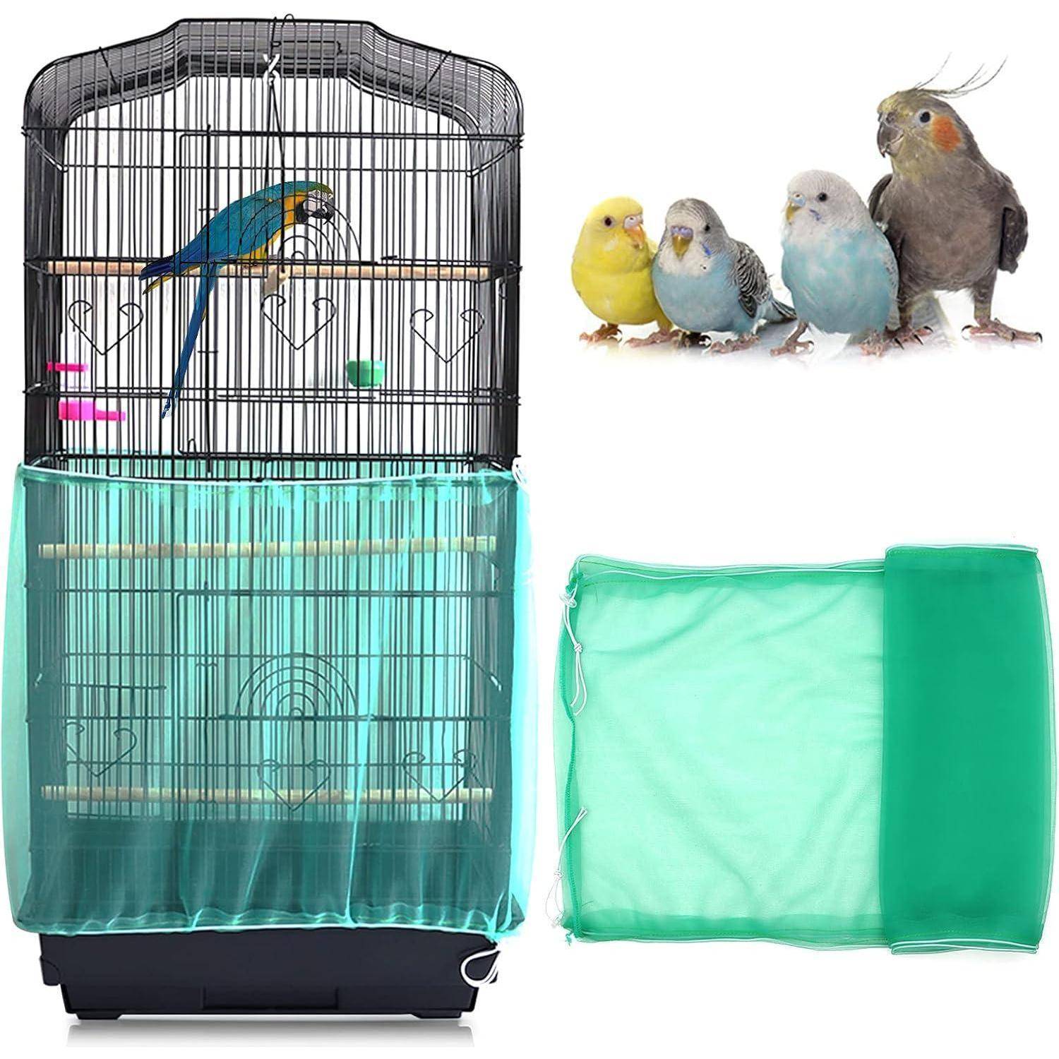 Vogelkäfig mit angebrachter grüner Abdeckung, in dem ein blau-gelber Papagei sitzt. Rechts sind vier kleine Vögel verschiedener Farben auf weißem Hintergrund zu sehen.