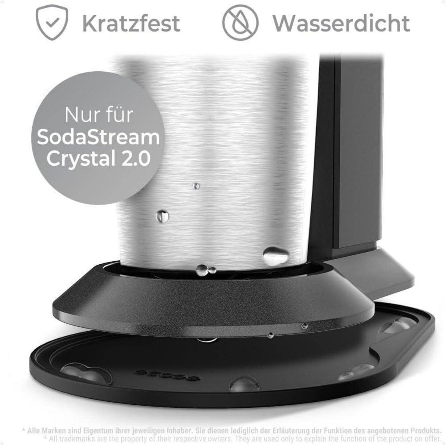 Kratzfeste und wasserdichte Symbole über einer SodaStream Crystal 2.0 Basis mit Wassertropfen. Text besagt: 